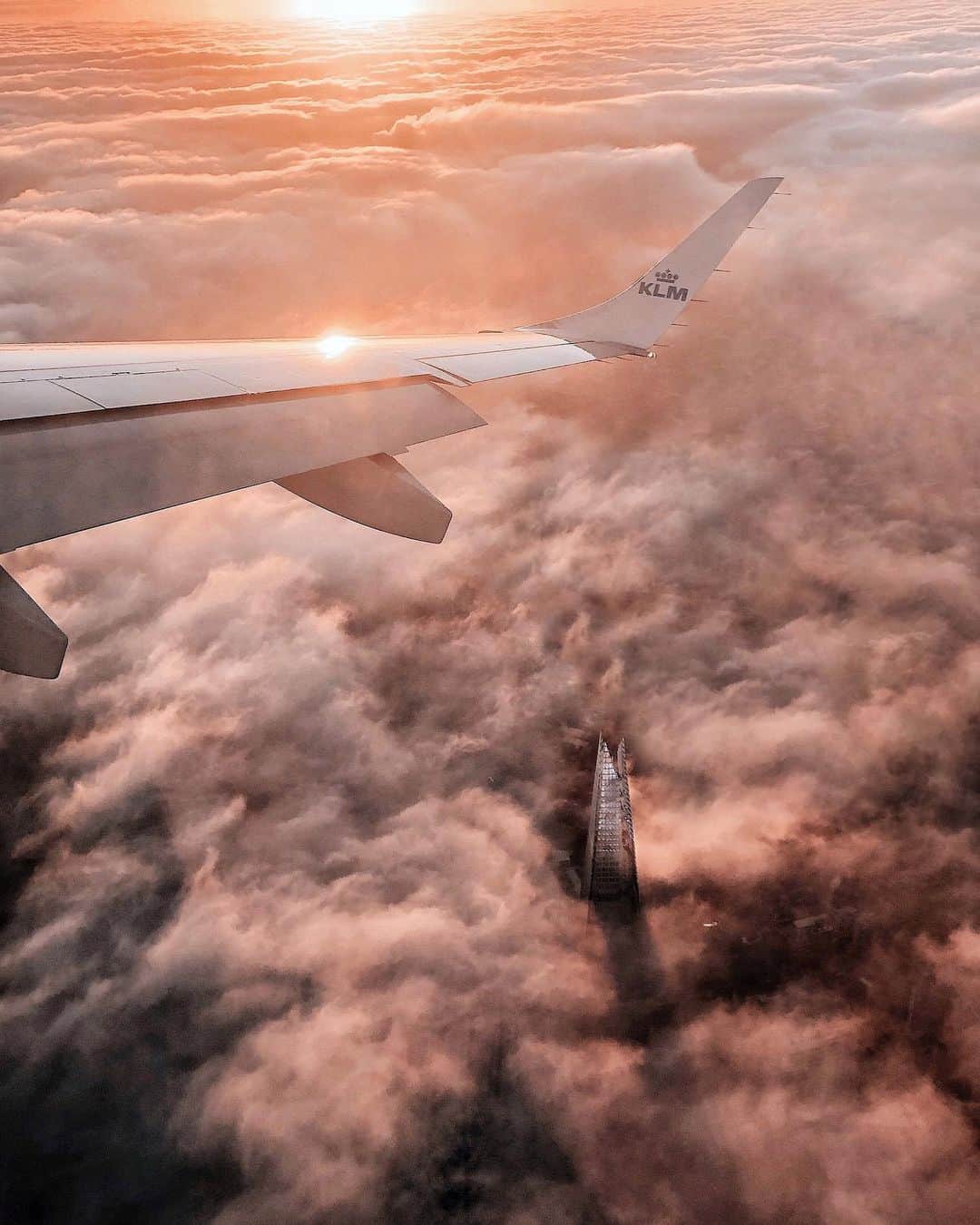 @LONDON | TAG #THISISLONDONさんのインスタグラム写真 - (@LONDON | TAG #THISISLONDONInstagram)「Happy Monday! This is @mformorena coming in to land in #London... with just #TheShard breaking through the fog below...! 🤩 How epic is this shot?! 😱✈️ Anyone else in love?! 👇🏼👇🏼👇🏼  ___________________________________________  #thisislondon #lovelondon #london #londra #londonlife #londres #uk #visitlondon #british #🇬🇧 #shard #londonbridge #londonfog」1月11日 20時52分 - london