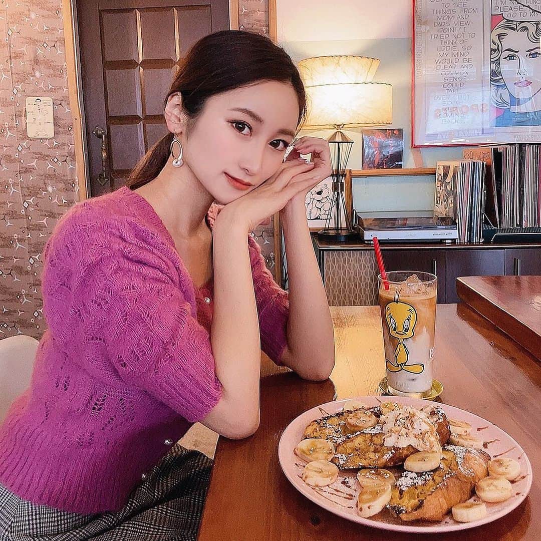 まりあのインスタグラム：「こーゆーカフェ大好き🐥🧺 フレンチトーストも美味しかった🍌  #カフェ#沖縄カフェ#カフェ巡り映え #映えカフェ#沖縄グラム #スティックバイミーエスプレッソ #アメリカン#お皿好き#北谷カフェ #沖縄#沖縄旅行#沖縄観光#女子会 #沖縄移住#okinawa#okinawacafe #stickbymeespresso#☕️」