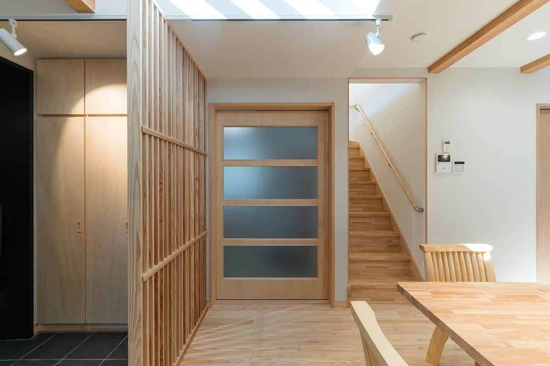 明友建設株式会社さんのインスタグラム写真 - (明友建設株式会社Instagram)「#吹き抜け から降りそそぐ暖かい日差し。  #明友建設  #工務店 #木の家 #練馬区  #注文住宅  #家づくり  #自然素材 #高性能住宅 #スーパーウォール  #パッシブデザイン  #暮らしを楽しむ #暮らしを愉しむ  #格子 #meiyu_kensetsu」1月11日 20時52分 - meiyu_kensetsu