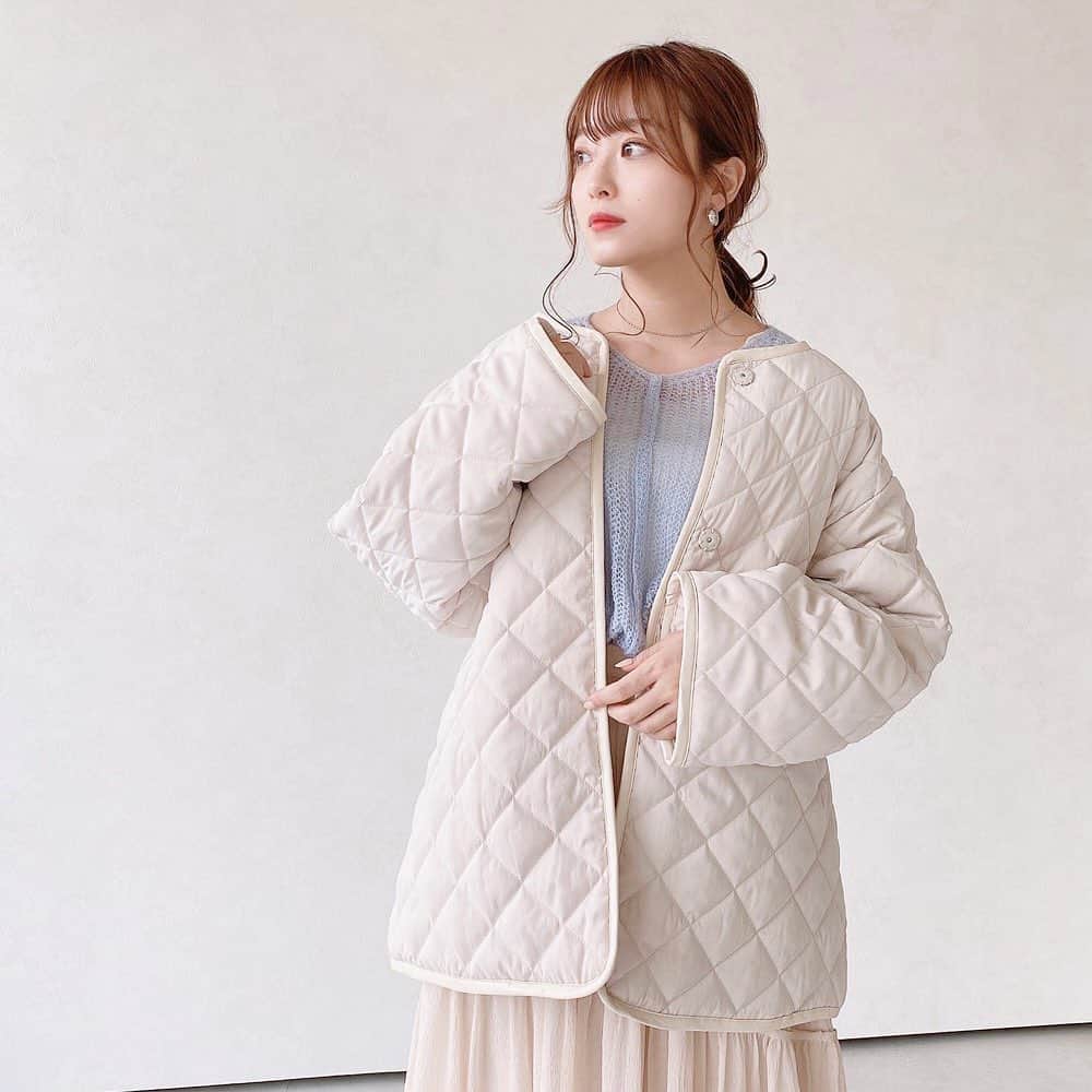 Vannie Officialのインスタグラム：「【中綿ティーキルティングコート】¥5,500+tax ﻿  《styling》 ﻿ ミルクティーのような配色が見た目にもあったか可愛いキルティングコート♡ ﻿ 柔らかいカラーで暗くなりがちな冬のコーデをパッと明るくまとめます◎ ﻿ ヒップまで隠れる丈感なので、パンツスタイルはもちろん、スカートやワンピースの羽織にもお使い頂けます♪ ﻿ 首元はすっきりとしたノーカラーなので、タートルネックのニット合わせもおすすめ！ ﻿ ﻿ 《detail》 ﻿ キンティグコートにパイピングを施したトレンドムード漂う一枚♪ ﻿ 中綿入りなのでとても軽く暖かいのが嬉しいポイント◎ ﻿ 暖かみがありながら表面はサラッとした素材なので春先までお召しいただけます♡ ﻿ ﻿ 《fabric》 ﻿ 表地はシャカシャカ感のないマットな生地感使用 ﻿ ※詳しいお手入れ方法は商品タグをご参照ください。﻿ ﻿ #vannie_u#ヴァニーユー #ZOZOでしか買えない⠀⠀ ﻿ お問い合わせはDMまでご連絡ください‪‪☺︎‬」