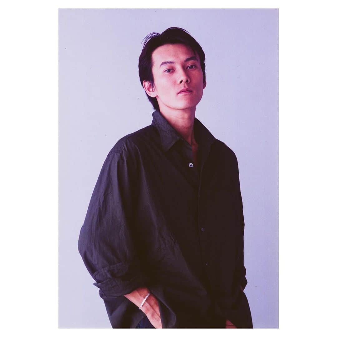 元木行哉のインスタグラム：「成人の日ですね。﻿ ﻿ 新成人の皆さん、おめでとうございます。﻿ ﻿﻿ 32年前の成人の日は名古屋で一ヶ月舞台をやっていたので、式だとかそういったものには僕も出られませんでした。﻿ でも、その時に藤田まことさんはじめ座組の皆さんに劇場で祝っていただいた事は素敵な想い出となっています。﻿ ﻿ 僕たちは、ちっちゃな子役さんから大大大先輩の方たちまで幅広い年齢層の方々とお仕事をさせていただきます。﻿ 年齢や未経験だとかで区別せず、若い方たちの感覚や才能を尊敬することから、僕自身も刺激を与えてもらっています。﻿ ﻿ ぜひ﻿ たくさん、﻿ 想像力を発揮して下さい。﻿ 失敗を恐れずチャレンジして下さい。﻿ できることがあります。﻿ ﻿ キラキラとギラギラと希望をもって、大変な世の中ですがみんなでがんばっていきましょう。  おめでとうございます。﻿ ﻿ #おめでとうございます #成人の日 #stayhome #staysafe #stayhopeful #元木行哉 #コロナに負けるな」