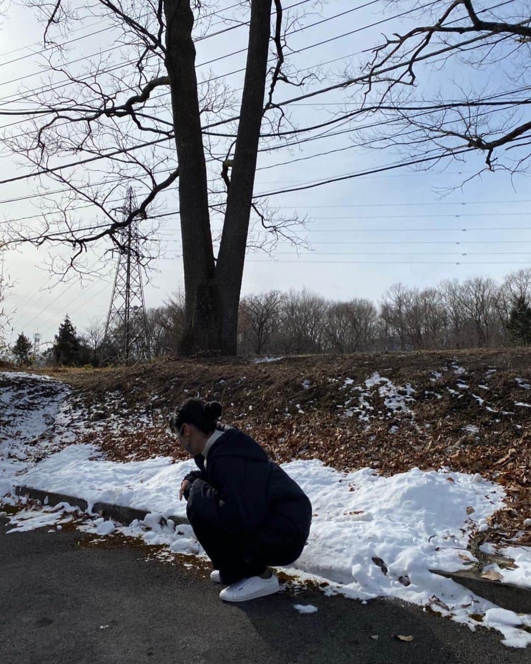 小高サラさんのインスタグラム写真 - (小高サラInstagram)「・  初雪❄︎  簡単に登れると思ったのに 手首に小枝が直撃して ひゃーってなってる図  ん、1枚目半目じゃない、？ お見逃しください😀  #初雪#雪#黒コーデ」1月11日 21時03分 - sara_odaka_official