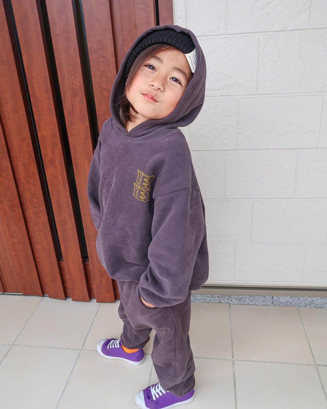 かなのインスタグラム：「． セットアップ大好き😆🖤 これも @dholic_kids_official の❣️ バックプリントも可愛くてお気に入り🥰 5枚目〜ちょっとかっこつけてます😎 ． 三連休ずっとお家にいたけど私に似て出不精だからむしろ喜んでお家時間を堪能したよ☺️ たくさんお手伝いもしてくれて助かった〜☺️💕 ． ． @dholic_official  #キッズコーデ#キッズファッション#男の子#息子#6歳#dholic#dholicsnap#kidsfashion#kids#dholicambassador」
