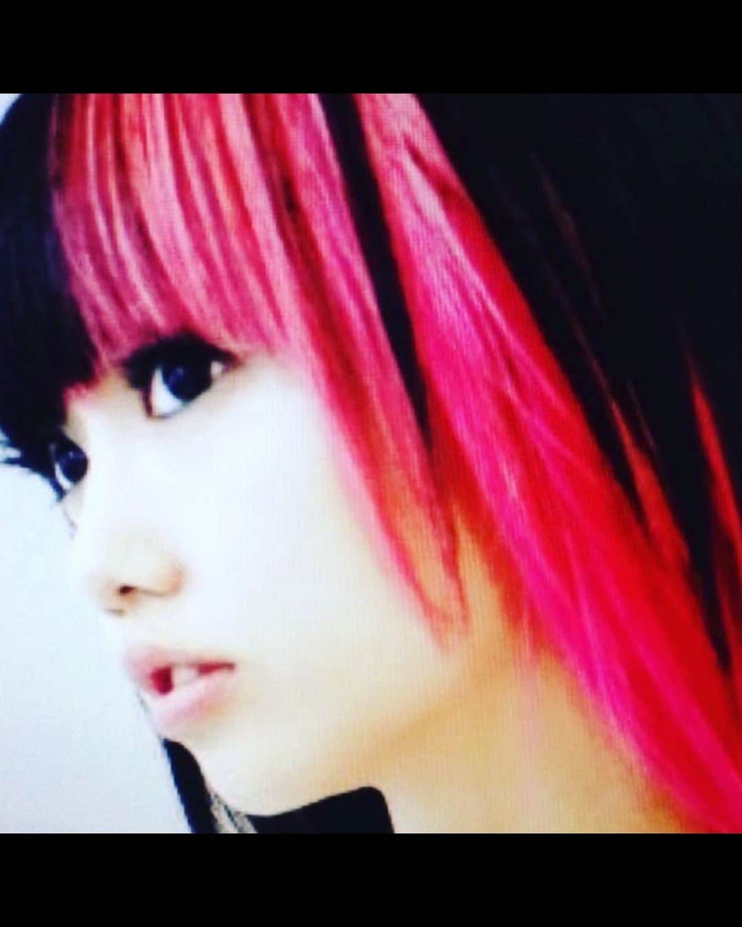 のインスタグラム：「新成人の皆様おめでとうございます！ 素敵な20代を🐈✨ . (写真は20歳の時👹) . . そー言えば💦💦💦  明けましておめでとうございます🙇‍♀️ 今年も皆様宜しくお願い致します🙇‍♀️ ご挨拶遅れてスミマセン🙇‍♀️」