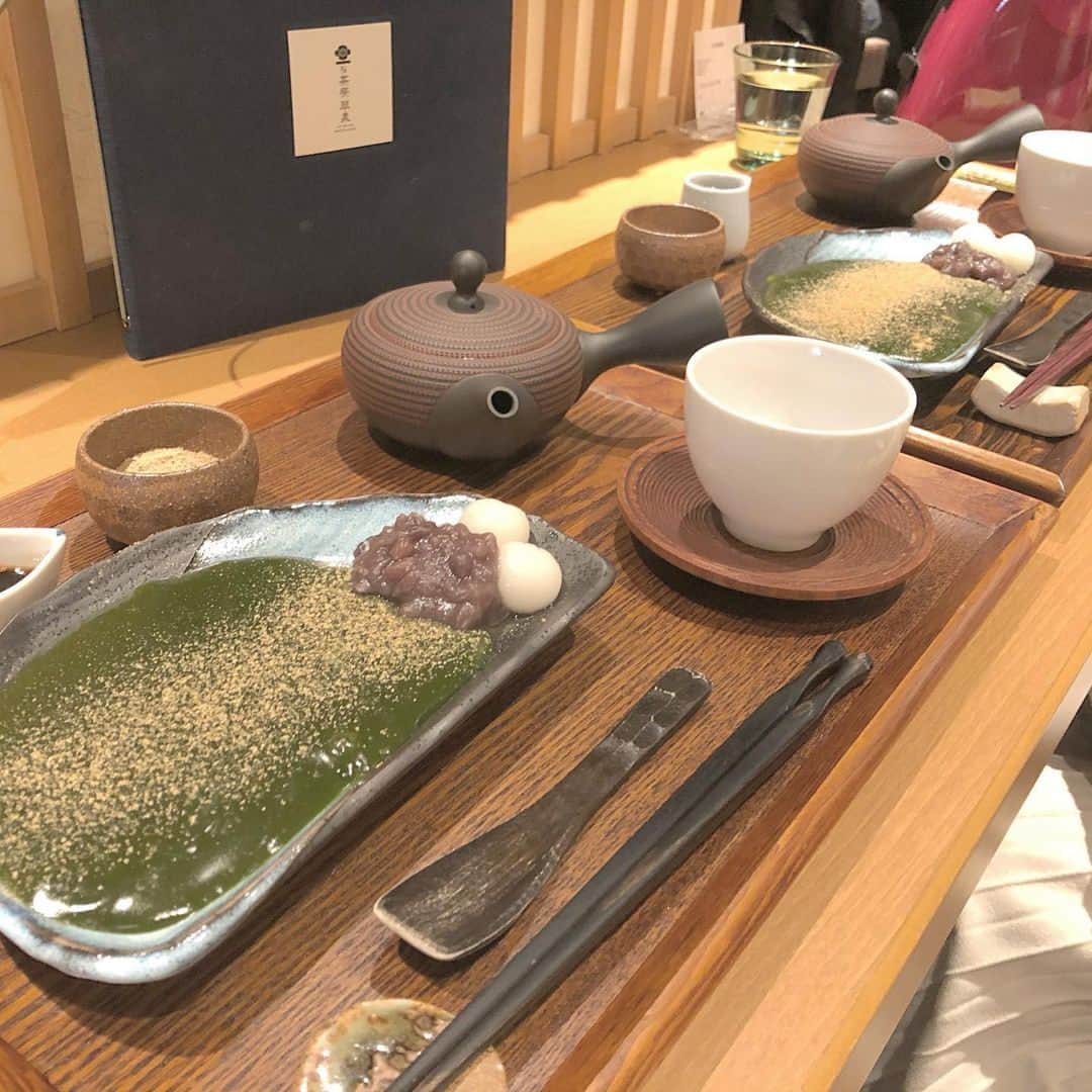 RiLiさんのインスタグラム写真 - (RiLiInstagram)「京都の抹茶スイーツを新宿で🍵🍂【茶寮翠泉】💚⁣ ......⁣ 東京・新宿に7月にオープンした【茶寮翠泉】👀💭京都に本店をかまえていて、上質な和のスイーツが味わえるんだって🥳🍽⁣ 出来立てトロトロのわらびもちは特に人気🏅🍡スイーツの他にお酒と楽しめる京のおばんざいや、こだわりの自家製麺蕎麦も味わえるよ🏃‍♀️💨⁣ 本格的な京スイーツにとりこになること間違いなし🥰❣️気になった子はぜひチェックしてね👀🍱⁣ .⁣ ※注意※⁣⁣ 外出の際はマスクの着用、人との距離を保つなどの感染対策を心がけ⁣帰宅時はしっかり手洗い・うがいを行いましょう！⁣⁣ またご紹介した店舗の営業時間等が⁣変更されている場合がございます。ご注意ください。⁣ ❣❣❣❣❣⁣ サイトやSNSで掲載させていただくお写真募集中😘📸⁣ かわいいコーデやアイテム、注目スポットなどが撮れたら、ハッシュタグ→#rili_tokyo  を付けて投稿❗⁣ ．⁣ Special Thanks💋 Photo by⁣ @02_haruka_11⁣ @puwapuwa_hikaruchan⁣ ⁣ .⁣ #茶寮翠泉 #新宿カフェ #新宿 #わらびもち #おばんざい #京都カフェ #抹茶スイーツ #抹茶 #新宿ランチ #rili_tokyo #おしゃれさんと繋がりたい #お洒落さんと繋がりたい #ファッション #패션스타그램 #ootd #outfit」1月11日 21時00分 - rili.tokyo