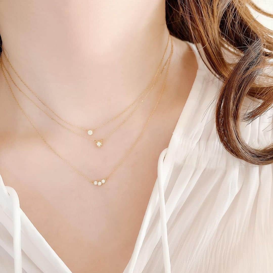アーカーさんのインスタグラム写真 - (アーカーInstagram)「. AHKAHの代名詞である繊細なネックレスは、身につける人の感性でモチーフを重ねて着ける“レイヤード”スタイルという、新しいジュエリーの在り方を提案しつづけてきました✨ AHKAHのクリエイションマインドが感じられるモチーフで、“自分らしい”ジュエリーの表現を楽しめます💎 . #AHKAH #jewelry #necklace #present #アーカー #ジュエリー #ネックレス #プレゼント」1月11日 21時00分 - ahkah_official