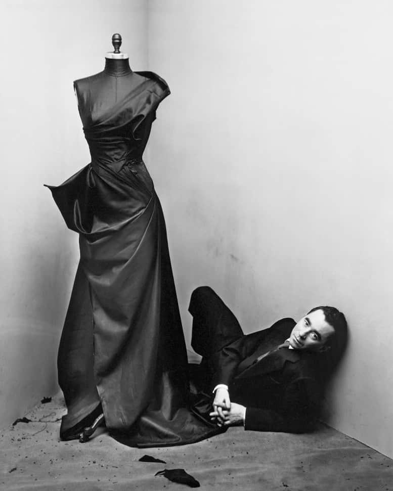 大森美希さんのインスタグラム写真 - (大森美希Instagram)「Couture mood  Irving Penn, Charles James, New York, 1948  アーヴィング・ペン 『チャールズ・ジェームス、ニューヨーク』1948年  ニューヨークで活躍したクチュリエ、チャールズ・ジェームス(1906-1978)の構築的なシルエットは今見ても本当に美しい。  #今日の一枚 #アーヴィングペン #チャールズジェームス #クチュリエ #モノクロ #ポートレート #写真 #アート #芸術 #モノクローム #アーティスト #ニューヨーク #ファッション #モード #デザイン #デザイナー #アメリカ #mood #irvingpenn #charlesjames #couture #couturier #monochrome #photography #art #artist #newyork #fashion #mode #fashiondesigner」1月11日 21時01分 - mikiomori_