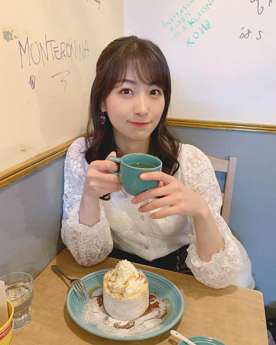 関根ささらさんのインスタグラム写真 - (関根ささらInstagram)「松濤カフェ本店☕️🥞 . . 少し前の写真…！ 大きなシフォンケーキを頂きました🙏✨ 外国人アーティスト？の方なのかな？ 英語でのサインが沢山あったよ🖋 . . 珍しい表情の写真貼っておきます♡ . . #松濤カフェ #松濤 #松濤カフェ本店 #シフォンケーキ #tokyocafe #shibuyacafe #cafestagram #café #shotocafe #渋谷 #渋谷カフェ #カフェスタグラム #カフェ巡り #カフェ部 #カフェ女子 #カフェスイーツ」1月11日 21時02分 - sasarasekine