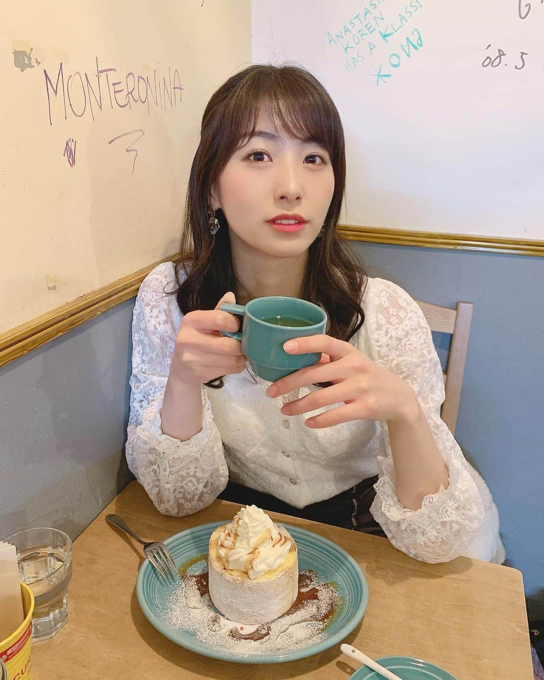 関根ささらさんのインスタグラム写真 - (関根ささらInstagram)「松濤カフェ本店☕️🥞 . . 少し前の写真…！ 大きなシフォンケーキを頂きました🙏✨ 外国人アーティスト？の方なのかな？ 英語でのサインが沢山あったよ🖋 . . 珍しい表情の写真貼っておきます♡ . . #松濤カフェ #松濤 #松濤カフェ本店 #シフォンケーキ #tokyocafe #shibuyacafe #cafestagram #café #shotocafe #渋谷 #渋谷カフェ #カフェスタグラム #カフェ巡り #カフェ部 #カフェ女子 #カフェスイーツ」1月11日 21時02分 - sasarasekine