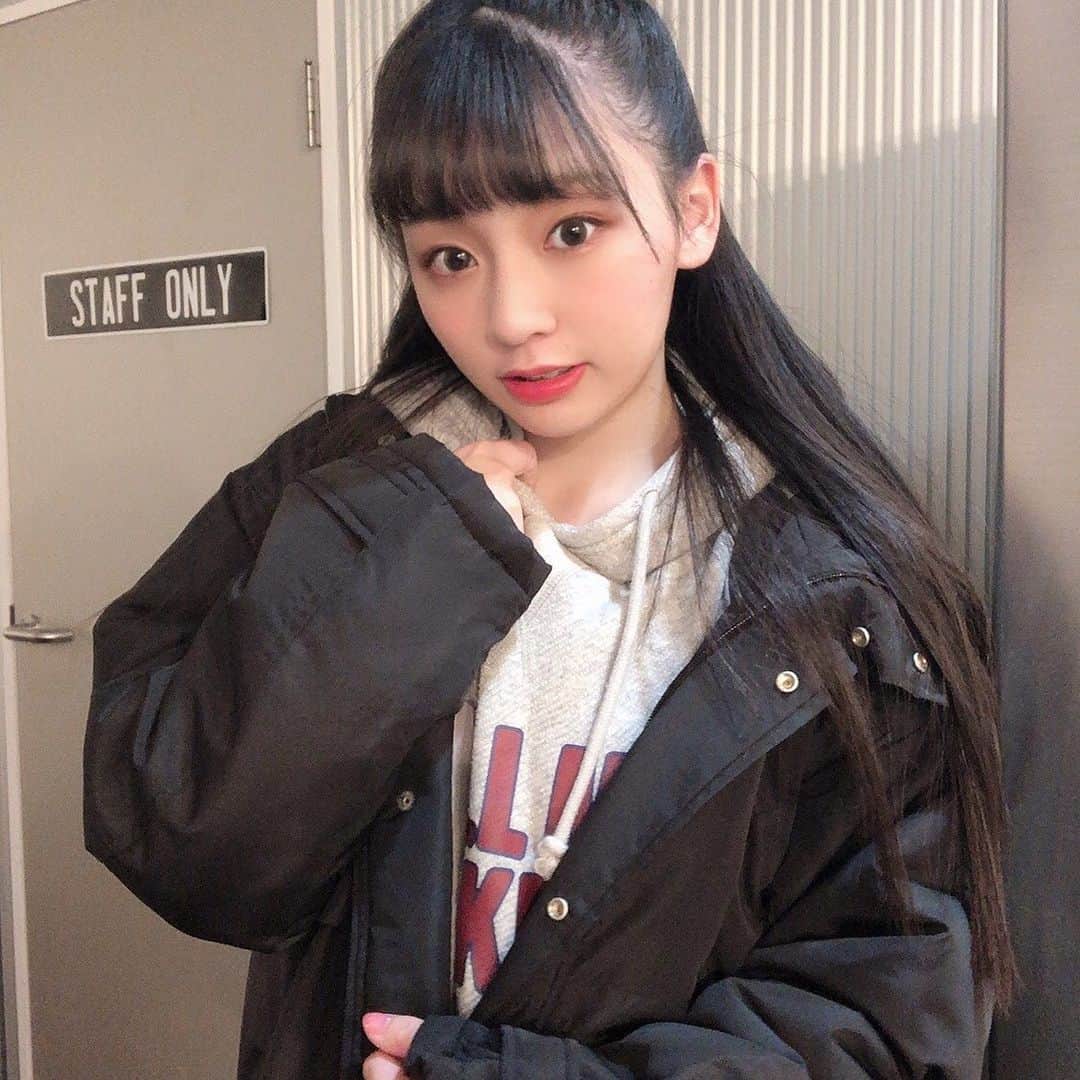 尾野寺みさのインスタグラム：「﻿ ﻿ 撮影の合間にベンチコートってのを着たんやけど静電気まとってしもていろんな人に迷惑かけたw﻿ ﻿ ﻿ #コート #ベンチコート #撮影﻿ #冬 #静電気」