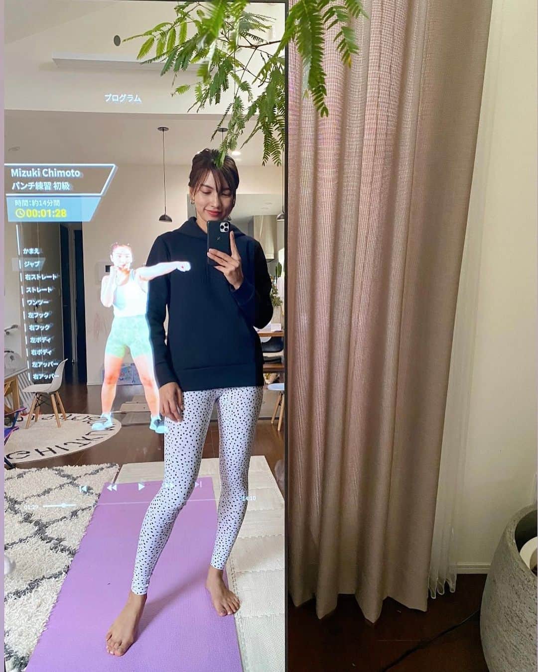黒宮ニイナさんのインスタグラム写真 - (黒宮ニイナInstagram)「年末年始とこの三連休で食べて、寝て、食べてゴロゴロを繰り返し、予想通りのお正月太りしてます🤣  おうち時間中に @fitnessmirrorjp  で運動🏃‍♀️  メニューが豊富なのでその日の気分で、選べるのも素晴らしいところです✨  キッズプログラムもあるので、今日は最初にウォーミングアップとして娘と一緒に体操したました👧🏻💓親子でお教室に行ってるかのように楽しかった✨ 私のトレーニングのときに息子も一緒にやったりと親子でいい汗をかきました☺️  毎日とはいかないけど、たくさんできるように頑張らなきゃ😄  #おうちトレーニング #宅トレーニング #fitnessmirror #おうちフィットネス #フィットネスミラー #トレーニング女子 #トレーニングママ #親子体操 #ママ #2児ママ #2人育児 #兄妹ママ #男の子ママ #女の子ママ #ママライフ #mama #2kidsmom #mamalife」1月11日 21時13分 - niina_pilates0827