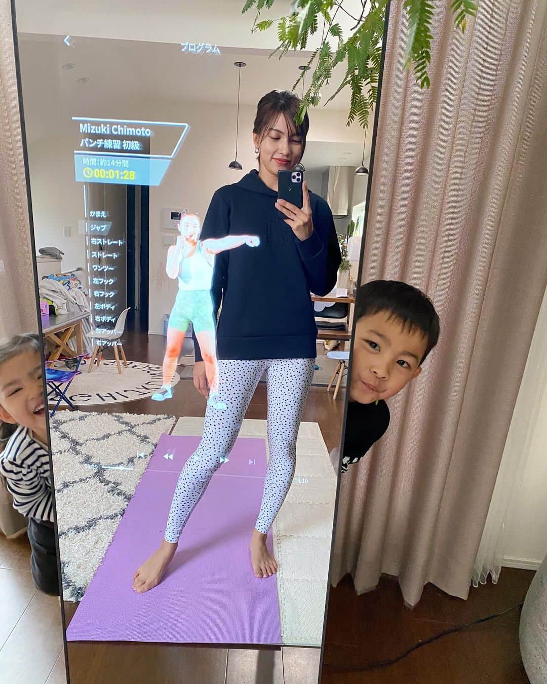 黒宮ニイナさんのインスタグラム写真 - (黒宮ニイナInstagram)「年末年始とこの三連休で食べて、寝て、食べてゴロゴロを繰り返し、予想通りのお正月太りしてます🤣  おうち時間中に @fitnessmirrorjp  で運動🏃‍♀️  メニューが豊富なのでその日の気分で、選べるのも素晴らしいところです✨  キッズプログラムもあるので、今日は最初にウォーミングアップとして娘と一緒に体操したました👧🏻💓親子でお教室に行ってるかのように楽しかった✨ 私のトレーニングのときに息子も一緒にやったりと親子でいい汗をかきました☺️  毎日とはいかないけど、たくさんできるように頑張らなきゃ😄  #おうちトレーニング #宅トレーニング #fitnessmirror #おうちフィットネス #フィットネスミラー #トレーニング女子 #トレーニングママ #親子体操 #ママ #2児ママ #2人育児 #兄妹ママ #男の子ママ #女の子ママ #ママライフ #mama #2kidsmom #mamalife」1月11日 21時13分 - niina_pilates0827