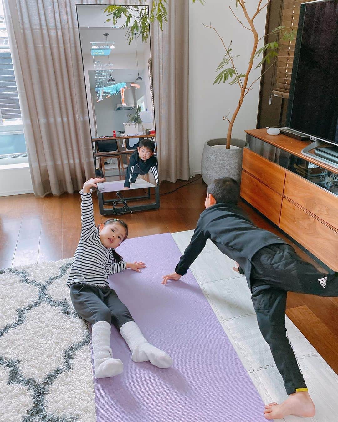 黒宮ニイナさんのインスタグラム写真 - (黒宮ニイナInstagram)「年末年始とこの三連休で食べて、寝て、食べてゴロゴロを繰り返し、予想通りのお正月太りしてます🤣  おうち時間中に @fitnessmirrorjp  で運動🏃‍♀️  メニューが豊富なのでその日の気分で、選べるのも素晴らしいところです✨  キッズプログラムもあるので、今日は最初にウォーミングアップとして娘と一緒に体操したました👧🏻💓親子でお教室に行ってるかのように楽しかった✨ 私のトレーニングのときに息子も一緒にやったりと親子でいい汗をかきました☺️  毎日とはいかないけど、たくさんできるように頑張らなきゃ😄  #おうちトレーニング #宅トレーニング #fitnessmirror #おうちフィットネス #フィットネスミラー #トレーニング女子 #トレーニングママ #親子体操 #ママ #2児ママ #2人育児 #兄妹ママ #男の子ママ #女の子ママ #ママライフ #mama #2kidsmom #mamalife」1月11日 21時13分 - niina_pilates0827