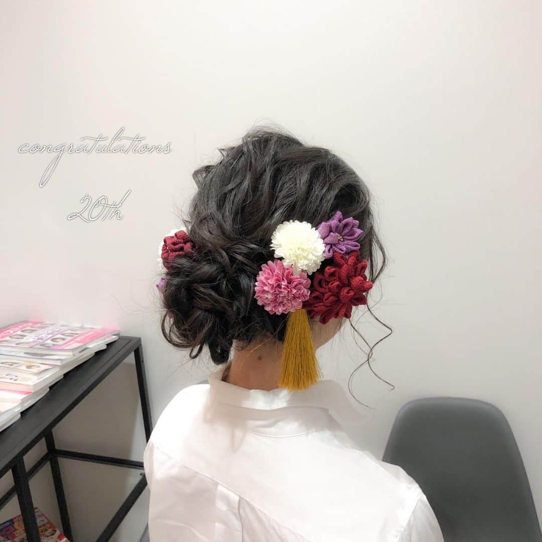 ハナフサユウスケのインスタグラム：「成人式hair♪ ＊ ＊ 中学生からずーっと ありがとう ＊ お手伝いさせてもらえて 幸せですー ＊ ＊ #hairarrange#hairstyle#アレンジ#ヘアアレンジ#ヘアセット#結婚式ヘア#プレ花嫁#赤穂#岡山#姫路#美容室#美容師#簡単アレンジ#アレンジ動画#ヘアアレンジ動画#ヘアアレンジ解説#成人式髪飾り#生花髪飾り#updo#サロンモデル#サロモ#撮影#成人式ヘア#成人式#20歳#振袖#振袖ヘア#成人式ネイル」