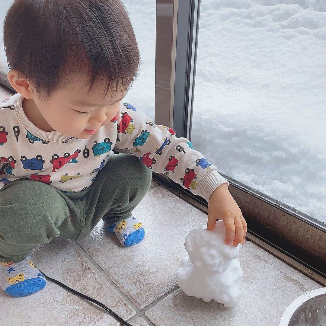 今井美穂さんのインスタグラム写真 - (今井美穂Instagram)「息子はじめての雪遊び？😁﻿ ﻿ 雪用の防寒着がないので﻿ ボウルで雪をすくってタッチ✋﻿ ﻿ こんなんでも楽しそうにしてくれました😆⛄️﻿ ﻿ 明日12日(火)はBSNラジオ﻿ 工藤淳之介3時のカルテットです✨﻿ ﻿ 1歳11ヶ月になった息子の﻿ 口癖についてお話しします😊💓👶﻿ ﻿ #ブログ更新しました﻿ #インスタトップのリンクから﻿ #1歳11ヶ月﻿ #男の子ママ﻿ #おうち時間﻿ #雪初体験」1月11日 21時13分 - imaimiho1209