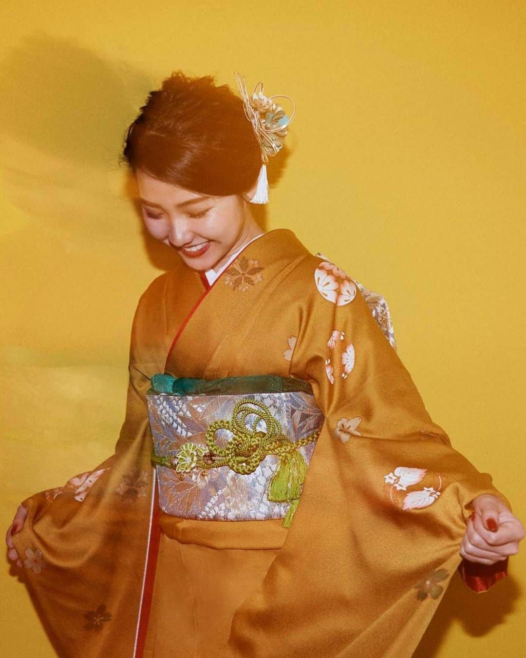 箕迫かなさんのインスタグラム写真 - (箕迫かなInstagram)「👘👘👘 . . 成人しました（早生まれでまだ19才） 成長はしたかも（他人の意見を聞きたい） こんなに大きくしてくれたお父さんお母さん周りの皆様にありがとうの日  ちっちゃい頃大きかった ジャングルジムが 小さくなった気がします （どこかで見たこの言葉ずっと使いたかった） 20才って大人だと思っていたあの頃 20才の代になった今思うと 私めちゃくちゃ餓鬼で心配だ 成人って言える自信がないから 未成人って言おうかな？ って考えてる自分がいる（？）  ひっさしぶりの同級生や 同級生のおとんおかんに会えて 少し大人になった自分と皆んなに 嬉し寂しい気持ちに☺️ もっと大人になっても 会える機会があったら良いなあ（それが同窓会）  素敵な大人になれるよーに！！ スポンジの如く 色んな事を吸収して教えてもらって日々感謝！をモットーに！頑張ります！ これからも宜しくお願い致します🌼 . . #成人式  #新成人 #ってちょっと照れる #大人の皆様 #大人の世界おじゃましまーす✌🏾 #よっしーさんに撮っていただいたお写真 #高校生の時からお世話になっている #ありがとうございます」1月11日 21時06分 - niconico213