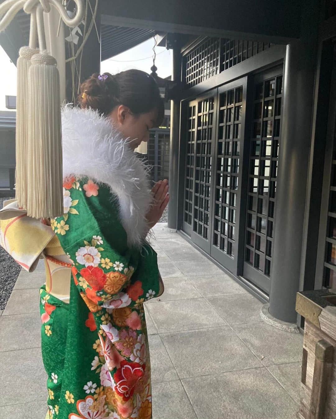吉田さくらさんのインスタグラム写真 - (吉田さくらInstagram)「新成人の皆様、おめでとうございます！  そして、多くの方に支えられ、私も無事に成人の日を迎えることが出来ました。 20年間沢山の愛情を注ぎ、支えてくれた両親、青春の日々を共に過ごした友人、進路を導きご指導くださった先生方.... そのほかにも数えきれない多くの方に大変お世話になりました。 この場を借りて感謝を申し上げます。  成人の仲間入りをいたしました。 社会の一員として身の引き締まる思いです。 今は学生の身であり、学業に専念しておりますが、 この自由な期間に多くの学びや知識を得て、これからは社会のために貢献し、人のために尽力できるような大人になれるよう精進して参ります。 新たな分野の勉学に励むとともに、今しか経験できないこと、景色、年を重ねるごとに多くの視野を獲得し、大切にしていきたいです。  幼少期は外で体を動かして遊ぶことが大好きで、身体によく傷を作っていたわんぱく元気いっぱいな子どもでしたが、成人の日を迎えて今でも変わっていない部分は変わっていないねと母と😂笑笑  しかし、確実に前を進んで夢を実現していく力があるね。と背中を押してくれました。 それは、私がやりたいと言ったことに対して一度も反対せずに、自由に挑戦させてくれた家族のお陰だと思います。 本当にありがとうございます。  これからも多くの人と出会い、経験を積むことで自分らしく人生を歩んで参ります。  何時も優しく、笑顔で私を見守ってくれていた天国にいる祖父も私の晴れ姿を喜んでくれているのかな... 時間や存在などを越えても、感謝の気持ちを心に込めて🙏  吉田さくら  #成人式 #新成人  #2021ミス日本コンテスト」1月11日 21時06分 - yoshida_sakura_01