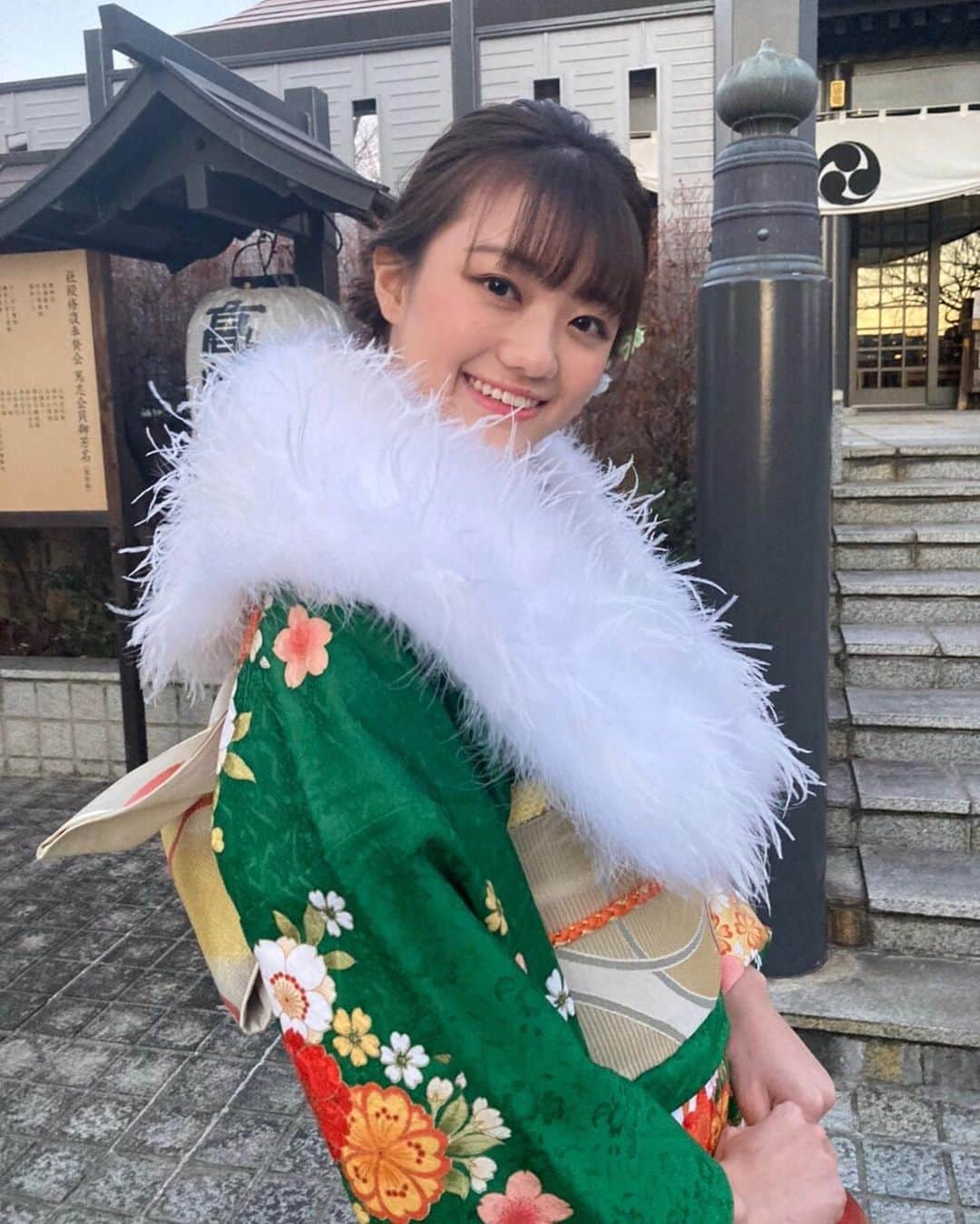 吉田さくらさんのインスタグラム写真 - (吉田さくらInstagram)「新成人の皆様、おめでとうございます！  そして、多くの方に支えられ、私も無事に成人の日を迎えることが出来ました。 20年間沢山の愛情を注ぎ、支えてくれた両親、青春の日々を共に過ごした友人、進路を導きご指導くださった先生方.... そのほかにも数えきれない多くの方に大変お世話になりました。 この場を借りて感謝を申し上げます。  成人の仲間入りをいたしました。 社会の一員として身の引き締まる思いです。 今は学生の身であり、学業に専念しておりますが、 この自由な期間に多くの学びや知識を得て、これからは社会のために貢献し、人のために尽力できるような大人になれるよう精進して参ります。 新たな分野の勉学に励むとともに、今しか経験できないこと、景色、年を重ねるごとに多くの視野を獲得し、大切にしていきたいです。  幼少期は外で体を動かして遊ぶことが大好きで、身体によく傷を作っていたわんぱく元気いっぱいな子どもでしたが、成人の日を迎えて今でも変わっていない部分は変わっていないねと母と😂笑笑  しかし、確実に前を進んで夢を実現していく力があるね。と背中を押してくれました。 それは、私がやりたいと言ったことに対して一度も反対せずに、自由に挑戦させてくれた家族のお陰だと思います。 本当にありがとうございます。  これからも多くの人と出会い、経験を積むことで自分らしく人生を歩んで参ります。  何時も優しく、笑顔で私を見守ってくれていた天国にいる祖父も私の晴れ姿を喜んでくれているのかな... 時間や存在などを越えても、感謝の気持ちを心に込めて🙏  吉田さくら  #成人式 #新成人  #2021ミス日本コンテスト」1月11日 21時06分 - yoshida_sakura_01