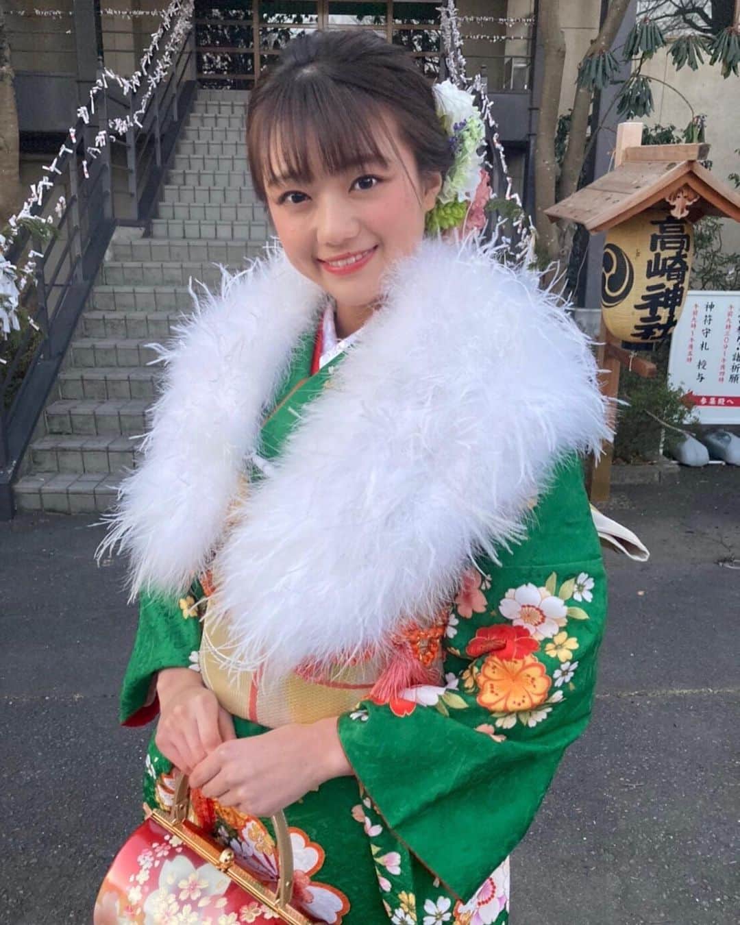 吉田さくらさんのインスタグラム写真 - (吉田さくらInstagram)「新成人の皆様、おめでとうございます！  そして、多くの方に支えられ、私も無事に成人の日を迎えることが出来ました。 20年間沢山の愛情を注ぎ、支えてくれた両親、青春の日々を共に過ごした友人、進路を導きご指導くださった先生方.... そのほかにも数えきれない多くの方に大変お世話になりました。 この場を借りて感謝を申し上げます。  成人の仲間入りをいたしました。 社会の一員として身の引き締まる思いです。 今は学生の身であり、学業に専念しておりますが、 この自由な期間に多くの学びや知識を得て、これからは社会のために貢献し、人のために尽力できるような大人になれるよう精進して参ります。 新たな分野の勉学に励むとともに、今しか経験できないこと、景色、年を重ねるごとに多くの視野を獲得し、大切にしていきたいです。  幼少期は外で体を動かして遊ぶことが大好きで、身体によく傷を作っていたわんぱく元気いっぱいな子どもでしたが、成人の日を迎えて今でも変わっていない部分は変わっていないねと母と😂笑笑  しかし、確実に前を進んで夢を実現していく力があるね。と背中を押してくれました。 それは、私がやりたいと言ったことに対して一度も反対せずに、自由に挑戦させてくれた家族のお陰だと思います。 本当にありがとうございます。  これからも多くの人と出会い、経験を積むことで自分らしく人生を歩んで参ります。  何時も優しく、笑顔で私を見守ってくれていた天国にいる祖父も私の晴れ姿を喜んでくれているのかな... 時間や存在などを越えても、感謝の気持ちを心に込めて🙏  吉田さくら  #成人式 #新成人  #2021ミス日本コンテスト」1月11日 21時06分 - yoshida_sakura_01