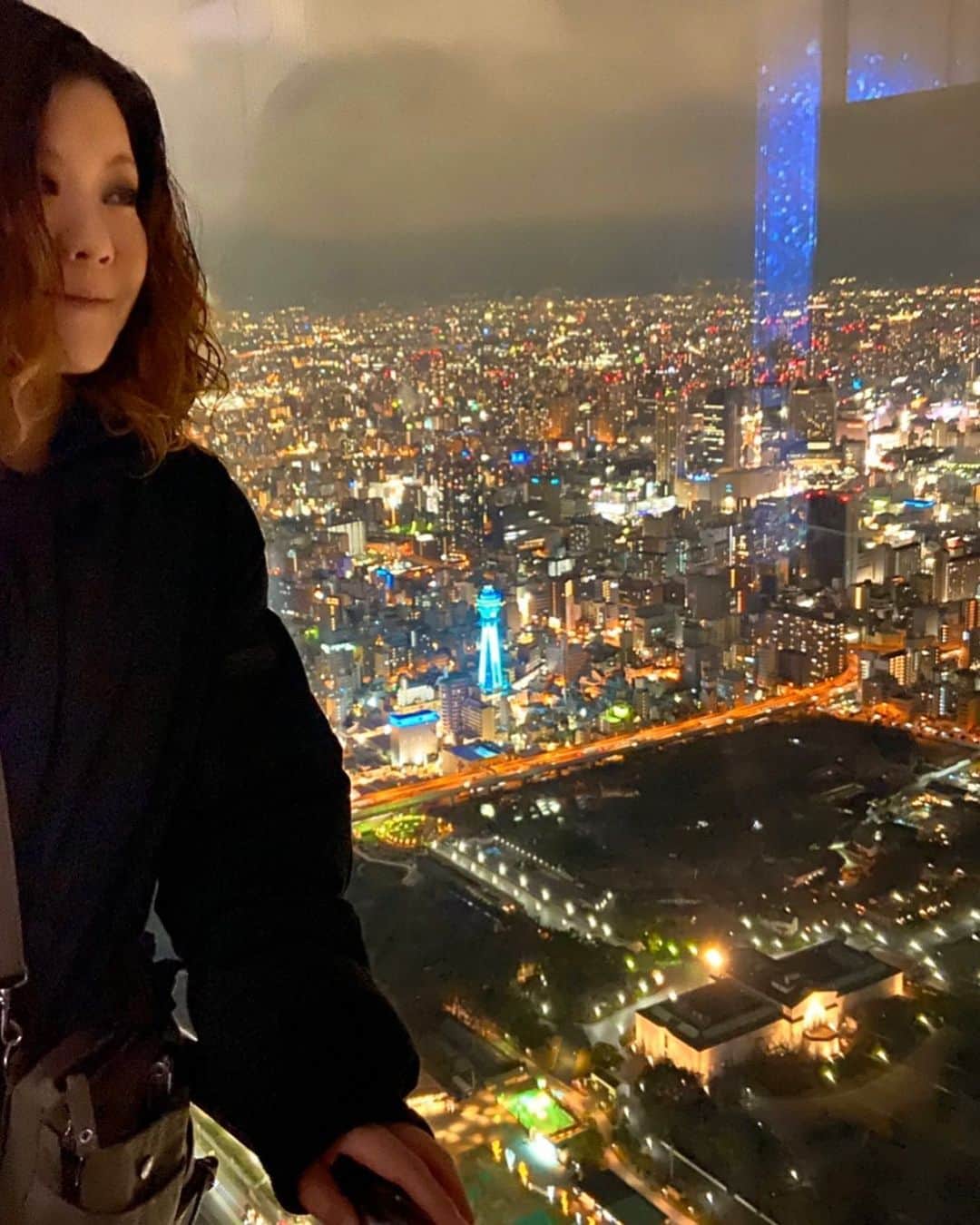 Tammyのインスタグラム：「去年の今頃。  大阪に住んでるけど、2度目のハルカス。  本当に綺麗やったよ。  またこんな景色が観れますように。  人々が生き生きして笑顔で暮らせますように(^^)  #Tammy #Tammyyanen #photo #シンガーソングライター #唄 #ギター #singer #songwriter #guitar #artist  #music #song #恩学 #音楽 #live #love #life #osaka #大阪 #あべのハルカス #去年 #夜景 #綺麗 #beautiful #また観れますように #皆んなが笑顔で過ごせますように #nightview #light #光 #灯り」