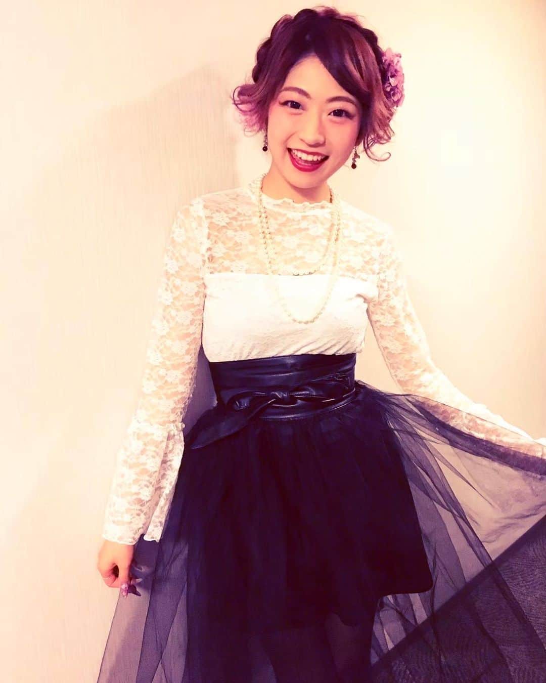 のインスタグラム：「♡ . . 今日わ #成人の日 ！✨ . . 改めまちて、 新&成&人の皆ちゃま！ おめでとうごじゃり マッスルクイーンどす👸💖 . . われちわ今、 23ちゃいやから 約3年前かぁ… . . 時が経つのわ あっという間でするね💭 . . 二十歳って、 大人の仲間入りでなわけで、 やれることが増えるけど、 その分、責&任&感も 増えるのでするよねぇん。 . . 23ちゃいのわれちですら まだまだ未熟&者なわけやから 一気に大人になんて なりませぬぅぅぅ！🌀 . . 一歩一歩、大人に いっちょに近づいて いきましょいっ🥰 . . 世の中わ混&乱の最中やから 式が行われないところの方が 多いみたいやけど🥺 . きっと、それわそれで 後々、笑って話せる日が くるのだと、今わ信じましょい🥳🍀 . . 写真わわれちが成&人&式の後の 同&窓&会に参加ちた際のやから 二十歳のわれちどすぅう📸💕 . . やぱり少しわ 変わったのかちら🙃？ . この時のが痩せてたのわ 間違いないでっす😇 うひゃぁぁぁぁぁあ😇 . . 良き二十歳お 過ごちてねぇぇえん😘 . . . #成人の日になると自身の成人式の写真載せがち . . . #われち語 #成人式 #成人の日おめでとう #新成人 #新成人おめでとう #祝成人 #栃木県出身 #pinkhair #振袖ヘアアレンジ #振袖ヘア #エクステアレンジ #成人の日🎌 #編み込みアレンジ #hairstyles #同窓会 #23歳 #自撮り女子 #女子大生 #141 #instagood #followme #팔로우 #振袖ヘア #instamakeup #振袖ヘアメイク #haircolor #振袖髪型 #3年前 #モノクロコーデ」