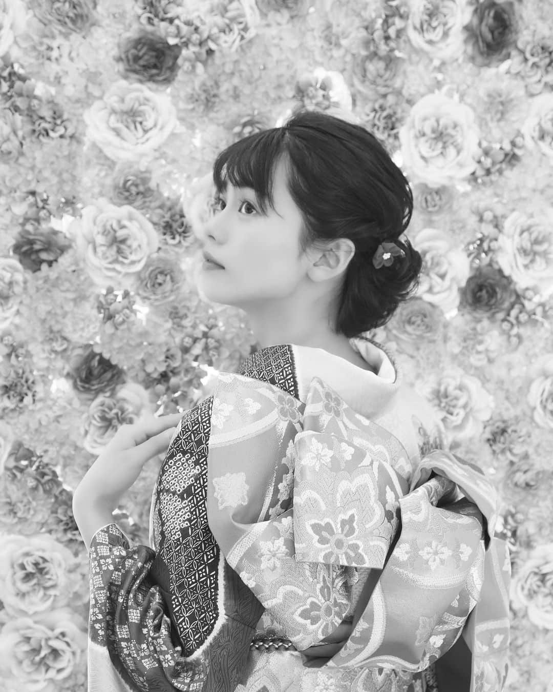 足立佳奈のインスタグラム：「街を歩いていたら 沢山の新成人の方をみかけました。 本当におめでとうございます。 これからの人生も、あなたらしく、キラキラ輝けますように。  一年前の成人式を思い出して、 なんだか胸が熱くなりました。 #成人の日　#成人式」