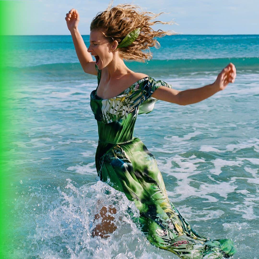 デシグアルのインスタグラム：「This 2021… “You’ll live each moment consciously and you’ll enjoy it fully” 💚 #LoveTheWorld Philosophy」