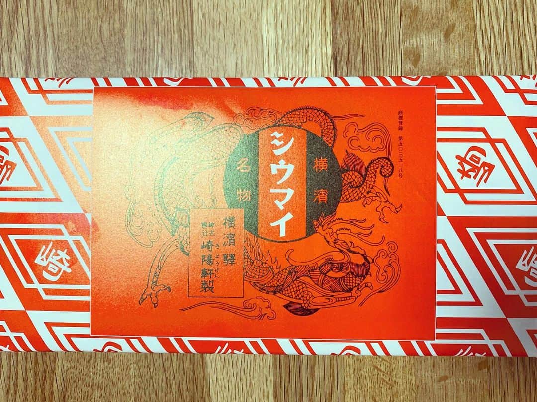 宇野薫のインスタグラム：「オウチデシウマイ  #崎陽軒 #崎陽軒のシウマイ  #昔ながらのシウマイ」