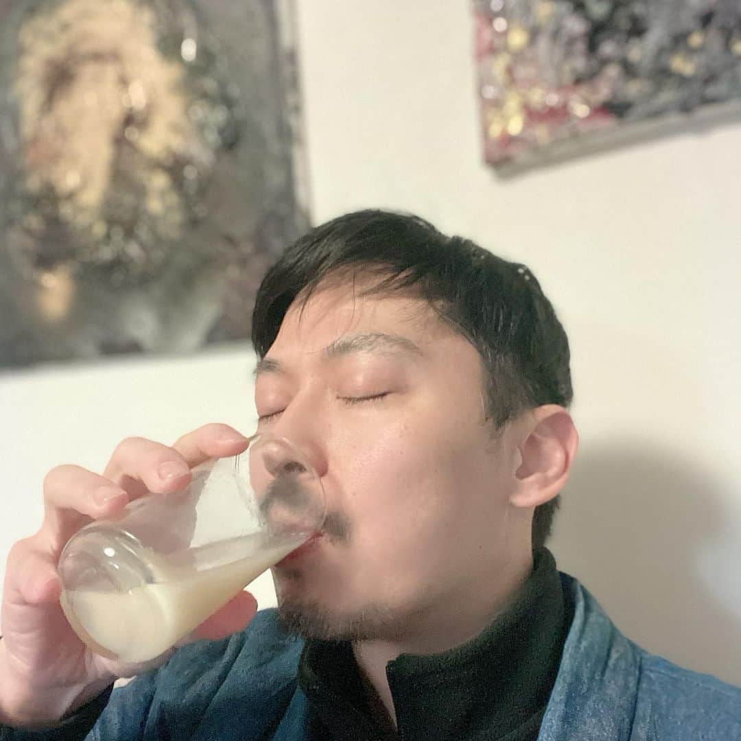 坂東工さんのインスタグラム写真 - (坂東工Instagram)「やばい、お腹の調子がいいw 360/365 お酒を飲む僕にとって必需品になってきました 「飲むくず餅乳酸菌」 朝の〝整え〟から1日が始まれる🏃‍♂️🚴‍♂️💪🍻 品薄状態が続いているようですが、今月15日から150mlの商品も入荷予定らしいので、より飲みやすくなりそうです♪ これはいいもの。今年はとにかく健康体になるのだ🧔🌹 購入はこちらから↓ @funabashiya_kuzumochi   #乳酸菌 #くず餅 #船橋屋  #お腹の調子  #整える」1月11日 21時16分 - takumimoriyabando