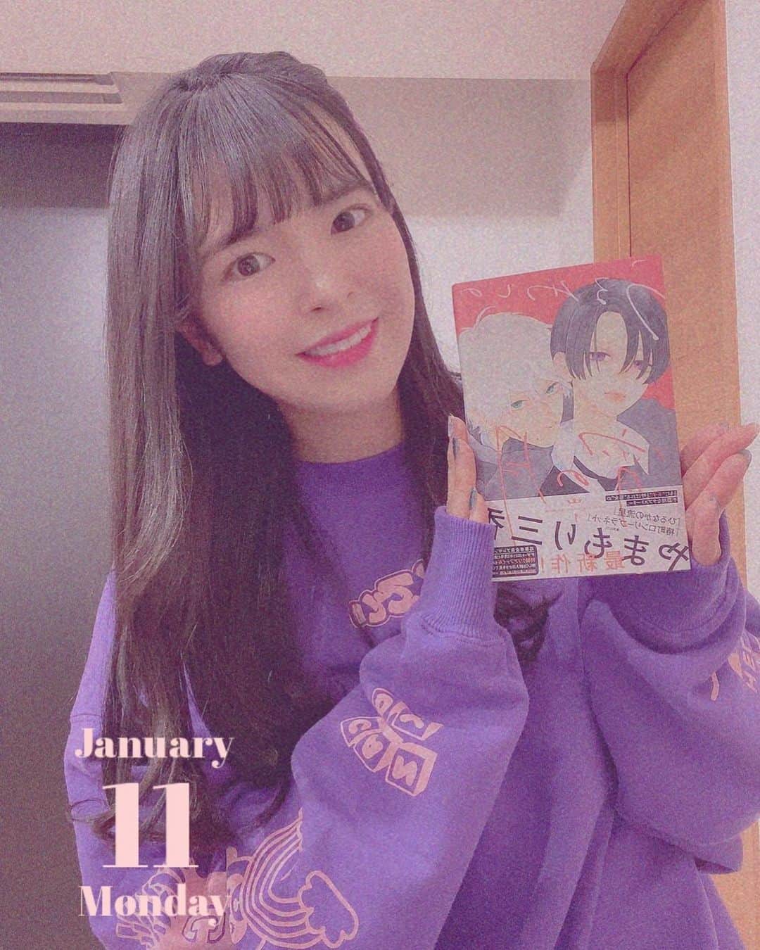 松崎博香のインスタグラム：「. 本日もありがとうでした☺︎☺︎☺︎  私の推し漫画と一緒に…✌🏻 宵ちゃんも先輩も王子なんです👑 ビジュアルがとにかく最高なので みんなにも読んでもらいたい🥰 ※反転すみません。  配信でコメントくれたみんなも ありがとーございました♡ しのちゃんとの時間は本当にあっという間 なので2時間スペシャルとかにしたい←  #manga #うるわしの宵の月」