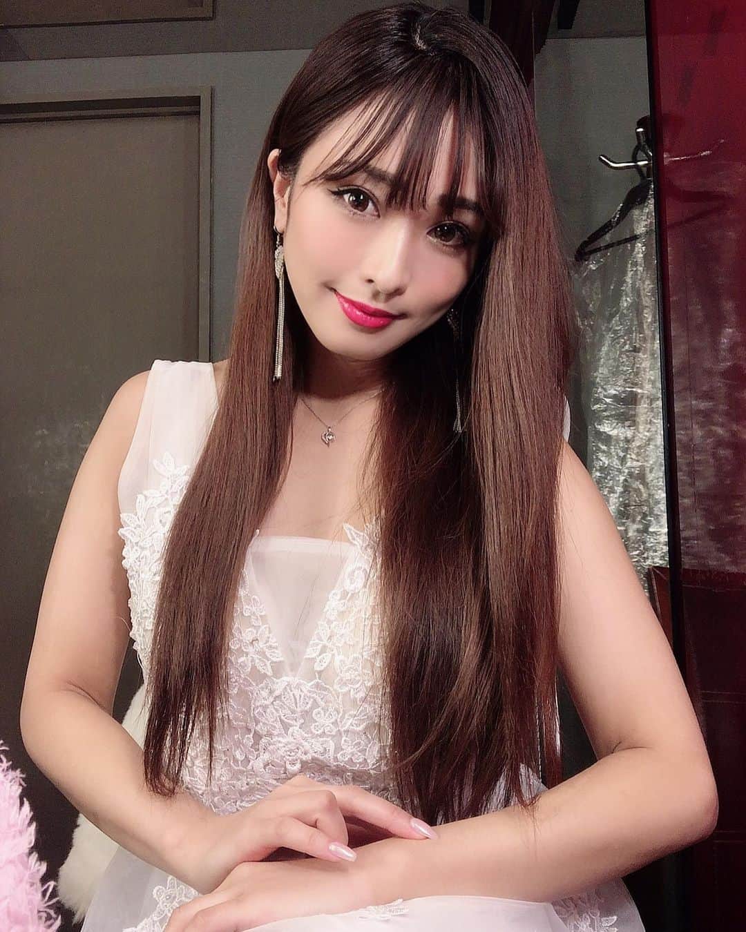 Fujikoのインスタグラム：「今日はBERONICAにお越しくださった皆様ありがとうございます😖✨  私も有志客ライブは歌い始めでした！  USUAJISANとご一緒で エンタメな夜でした😣💕  私もダンスナンバーからバラードまで沢山お届けできたよー❤️✨  こんなコロナ禍の中初めてきてくれた女の子が 鳥肌がたったといってくれて めちゃくちゃ嬉しかったです😖💓❤️  本当にありがとう💓  お辞儀の仕方、変えてみたのわかった人いたかな？  トークも上手いって言われて嬉しかった❤️  今週は 1/13 SOC 1/17 神戸ラピスホール  でライブです😖💕  是非是非応援よろしくお願いします💓  #Fujiko#Dance#エンタメ#エンターテイメント#BERONICA#Live#歌姫#アーティスト#大阪のマライヤ キャリー」