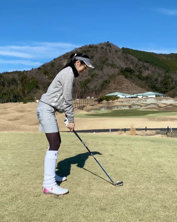 sayanのインスタグラム：「♡ ショット🏌️‍♀️ . . 海外みたいなゴルフ場⛳️ 珍しくアイアン特集！！！ アイアン天才的だった日💘 こんなの中々ない。 . . フェアウェイ狭いしうねっててめちゃ難だった！！ プロ目指してるチビゴルファーもいたからきっと難しい所だったのであろう🤔 . . 海外気分でうねうね好きな人にオススメ💕 . . この日は前半めちゃくちゃ調子いい！ 100余裕で切れるじゃん！って思ったら後半最終ホールの地獄のバンカーにハマって12叩いたからいつもと変わらなかった😂😂 . . . . . . . .  #ゴルフ女子#女子ゴルフ#ゴルフコーデ#スポーツ女子 #打ちっ放し #太もも  #golfgirl#instagolf#golfpractice#golffashion#golfwear#sportsgirl #golfresort#golflife#골프#高尔夫」