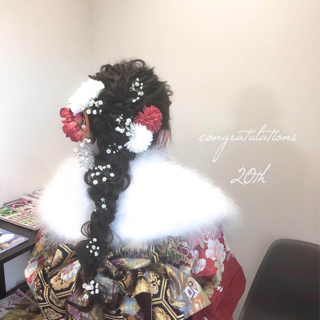 ハナフサユウスケのインスタグラム：「成人式hair♪ ＊ ＊ 兄妹ともども 本当にありがとう ＊ ＊ 目指してるお仕事は こんな世の中だから 本当に大変なお仕事だと 最近特に思います ＊ ＊ でも、 色々乗り越えて 頑張って 素敵な大人に なってく姿 楽しみにしてますー ＊ ＊ #hairarrange#hairstyle#アレンジ#ヘアアレンジ#ヘアセット#結婚式ヘア#プレ花嫁#赤穂#岡山#姫路#美容室#美容師#簡単アレンジ#アレンジ動画#ヘアアレンジ動画#ヘアアレンジ解説#成人式髪飾り#生花髪飾り#updo#サロンモデル#サロモ#撮影#成人式ヘア#成人式#20歳#振袖#振袖ヘア#成人式ネイル」