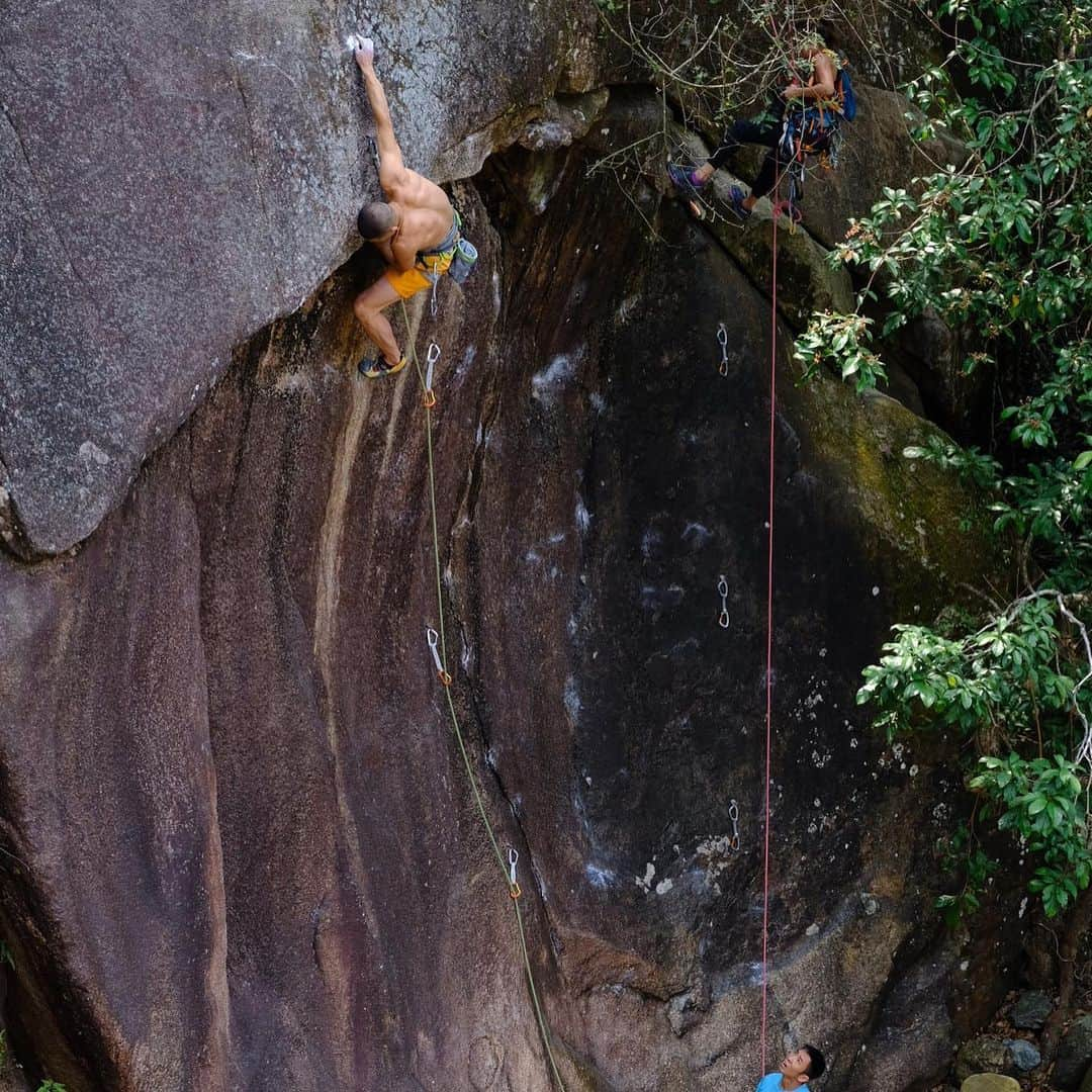 平山ユージさんのインスタグラム写真 - (平山ユージInstagram)「Hong Kong 🇭🇰  The pictures and movie took 2016 and 2018   One of the city that climbing can be easily to become your life style. Because all the rock located next to the city.  I miss the place,people and culture. I’m excited to visit again after COVID-19 to become calm down. I see a lot of outdoor action in Hong Kong recently.  Hong Kong 🇭🇰 2016年 と2018年の写真と動画  岩場が街と近いからクライミングがライフスタイルとして成立しやすい町。  人や文化、街、香港に行きてー🇭🇰 コロナが治まったら、あれからできたルートを登りに行きたい✨✨😆😆  @justclimbhk  @justclimbcup  @thenorthfacejp  @thenorthfacehk  @thenorthface  @thenorthface_climb   #hongkong #justclimbcup #justclimb #rockcity」1月11日 21時23分 - yuji_hirayama_stonerider