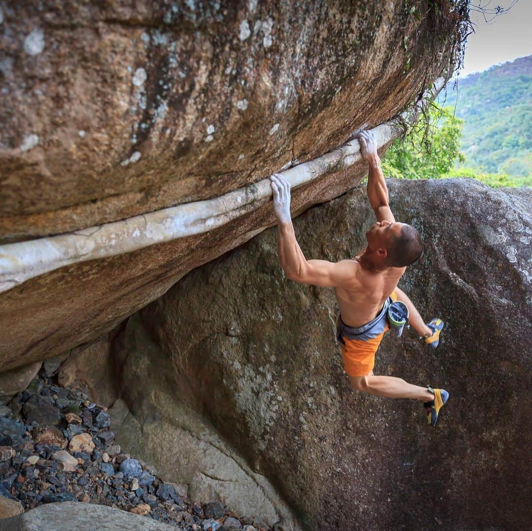 平山ユージさんのインスタグラム写真 - (平山ユージInstagram)「Hong Kong 🇭🇰  The pictures and movie took 2016 and 2018   One of the city that climbing can be easily to become your life style. Because all the rock located next to the city.  I miss the place,people and culture. I’m excited to visit again after COVID-19 to become calm down. I see a lot of outdoor action in Hong Kong recently.  Hong Kong 🇭🇰 2016年 と2018年の写真と動画  岩場が街と近いからクライミングがライフスタイルとして成立しやすい町。  人や文化、街、香港に行きてー🇭🇰 コロナが治まったら、あれからできたルートを登りに行きたい✨✨😆😆  @justclimbhk  @justclimbcup  @thenorthfacejp  @thenorthfacehk  @thenorthface  @thenorthface_climb   #hongkong #justclimbcup #justclimb #rockcity」1月11日 21時23分 - yuji_hirayama_stonerider