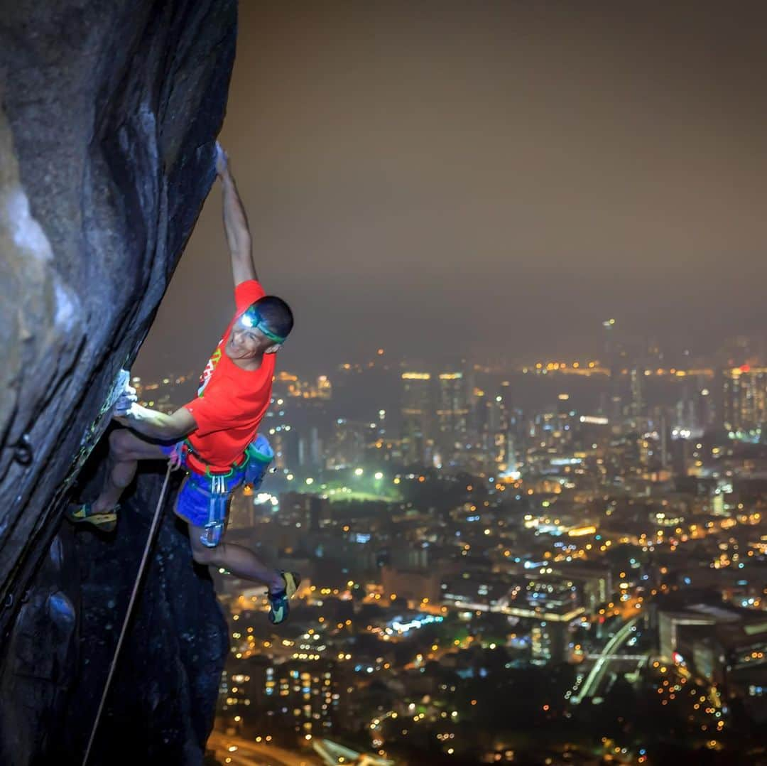 平山ユージさんのインスタグラム写真 - (平山ユージInstagram)「Hong Kong 🇭🇰  The pictures and movie took 2016 and 2018   One of the city that climbing can be easily to become your life style. Because all the rock located next to the city.  I miss the place,people and culture. I’m excited to visit again after COVID-19 to become calm down. I see a lot of outdoor action in Hong Kong recently.  Hong Kong 🇭🇰 2016年 と2018年の写真と動画  岩場が街と近いからクライミングがライフスタイルとして成立しやすい町。  人や文化、街、香港に行きてー🇭🇰 コロナが治まったら、あれからできたルートを登りに行きたい✨✨😆😆  @justclimbhk  @justclimbcup  @thenorthfacejp  @thenorthfacehk  @thenorthface  @thenorthface_climb   #hongkong #justclimbcup #justclimb #rockcity」1月11日 21時23分 - yuji_hirayama_stonerider