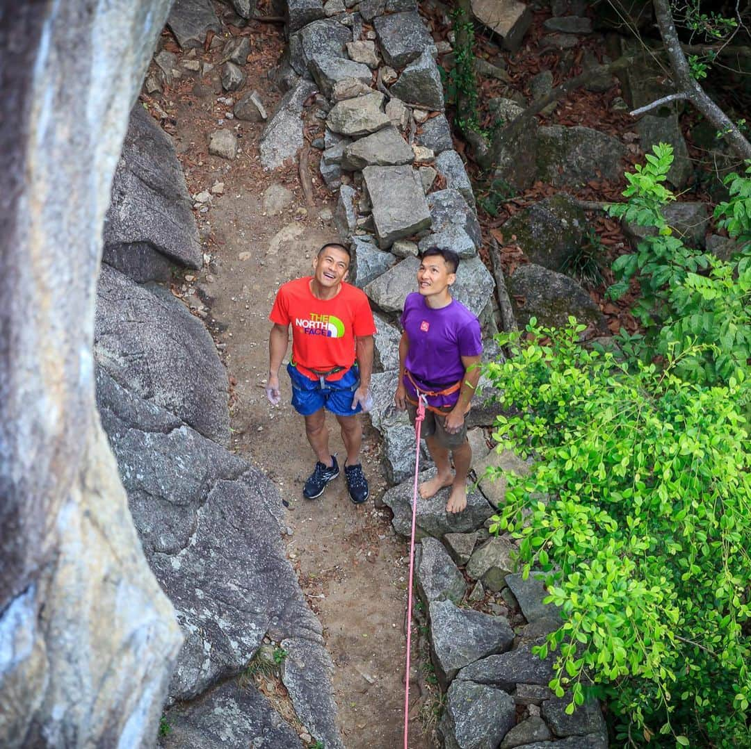 平山ユージさんのインスタグラム写真 - (平山ユージInstagram)「Hong Kong 🇭🇰  The pictures and movie took 2016 and 2018   One of the city that climbing can be easily to become your life style. Because all the rock located next to the city.  I miss the place,people and culture. I’m excited to visit again after COVID-19 to become calm down. I see a lot of outdoor action in Hong Kong recently.  Hong Kong 🇭🇰 2016年 と2018年の写真と動画  岩場が街と近いからクライミングがライフスタイルとして成立しやすい町。  人や文化、街、香港に行きてー🇭🇰 コロナが治まったら、あれからできたルートを登りに行きたい✨✨😆😆  @justclimbhk  @justclimbcup  @thenorthfacejp  @thenorthfacehk  @thenorthface  @thenorthface_climb   #hongkong #justclimbcup #justclimb #rockcity」1月11日 21時23分 - yuji_hirayama_stonerider