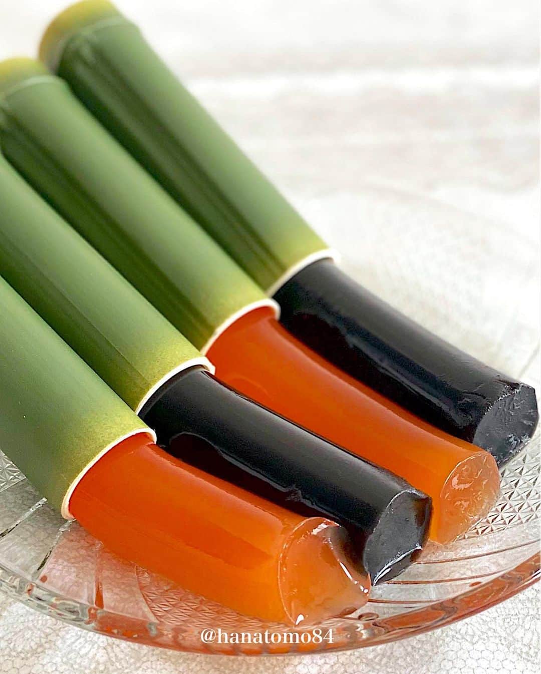 のインスタグラム：「. . 【お取り寄せスイーツの紹介】 . 愛知県豊田市にある『御菓子司 福寿園 @fukujyuen 』の 「ねづこの水ようかん」をお取り寄せしてみたよ！ . ■ねづこの水ようかん 1個280円 . 竹筒の中には根津製の餡が入っています。 なめらかな舌触りで甘さは控えめ。 アルコールを飛ばした鬼殺しが入ってるそう。 水ようかんを竹から出す作業が楽しい！ (プッチンプリンと同じ原理) . . ■「うまい！」「うまい！」「うまい！」 オレン血ゼリー  1個280円 . 竹筒の中にブラッドオレンジゼリーが入っています。 さっぱりとしているため食後にも最適！ つるんとした喉越しもたまりません！ . . ㊙️ねづこの水ようかん」をお取り寄せした理由㊙️ . ①ネーミングを見てどんな味わいか気になった ②竹から出す作業が楽しそう ③手土産にも良さそうだから . . 💻オンライン注文 . 私が注文した際は 1,120円(商品代/280円×4) 1,150円(送料＋クール代) 330円(代引き手数料)＝2,600円 ※電話での注文もOK！ . 小腹が空いた時や ちょっと甘いものを食べたいときには良いかも♪ . 気になる方はぜひ注文してみて！ . ————————————————— . 店名 : 『御菓子司 福寿園』 住所 : 愛知県豊田市和会町新切41-3 営業時間 : 9:00〜19:00 電話番号 : 0565-21-0721 アカウント : @fukujyuen . ————————————————— . #御菓子司福寿園 #ようかん #愛知スイーツ #お取り寄せスイーツ #ねづこの水ようかん #和菓子 #お取り寄せギフト #餡子好き #はなともお取り寄せ」
