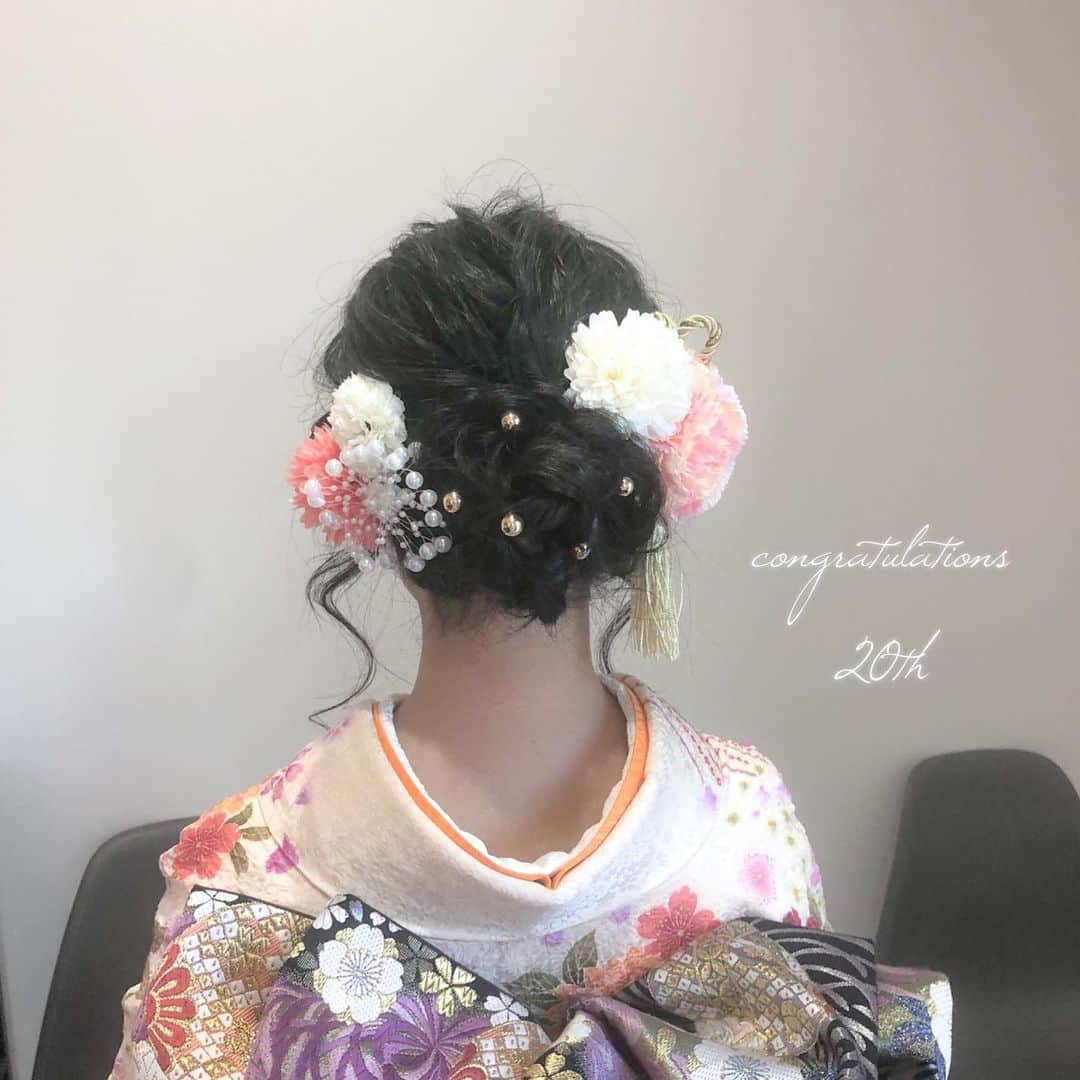 ハナフサユウスケさんのインスタグラム写真 - (ハナフサユウスケInstagram)「成人式hair♪ ＊ ＊ ずっと体操服で でっかいカバン背負って 来てたのになー笑 ＊ ＊ 良い意味で変わらず、 成長してる 姿が見れて 凄く嬉しかったよー ＊ ＊ 今年から社会に出ても 変わらず応援してまーす ＊ ＊ #hairarrange#hairstyle#アレンジ#ヘアアレンジ#ヘアセット#結婚式ヘア#プレ花嫁#赤穂#岡山#姫路#美容室#美容師#簡単アレンジ#アレンジ動画#ヘアアレンジ動画#ヘアアレンジ解説#成人式髪飾り#生花髪飾り#updo#サロンモデル#サロモ#撮影#成人式ヘア#成人式#20歳#振袖#振袖ヘア#成人式ネイル」1月11日 21時25分 - yusuke8723