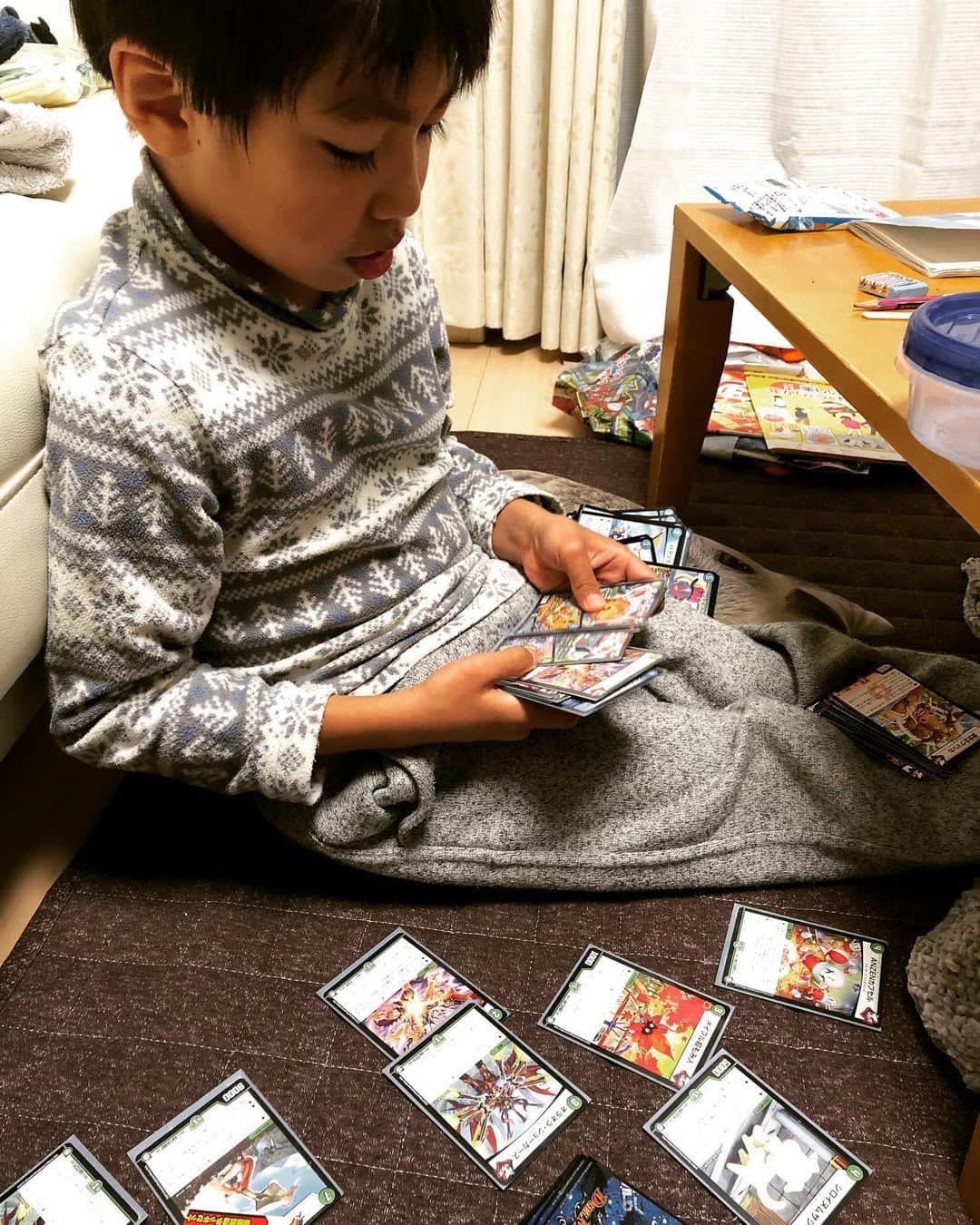 HI-Dのインスタグラム：「お年玉で買ったカードゲームのカードを一生懸命整理してる。ユウト、君の熱中してる姿、ずっと見てられるよ。😊」