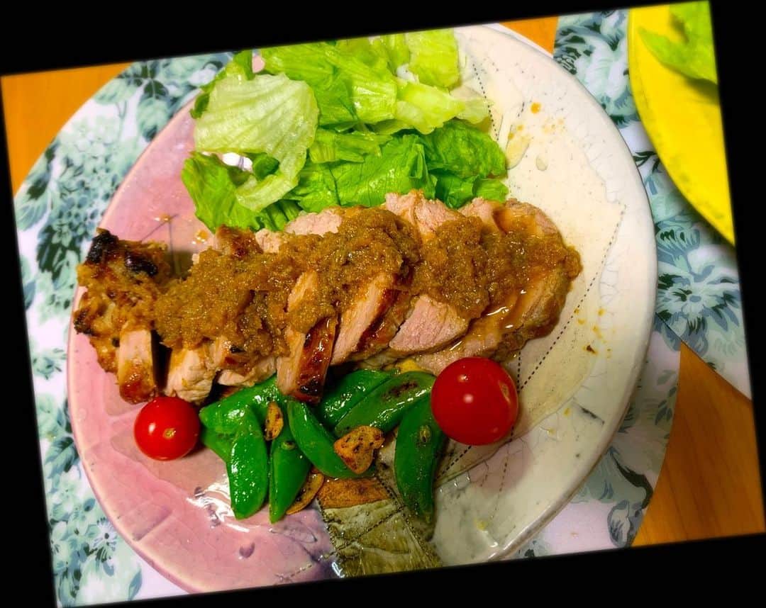 長富彩さんのインスタグラム写真 - (長富彩Instagram)「1日りんご🍎や生姜につけておいた豚ロース君。 オーブンでじっくり焼き上げました。 次回はもう少し焼きを短くしてみよう。  #焼豚　#あやめし　#followｍe」1月11日 21時26分 - nagatomiaya