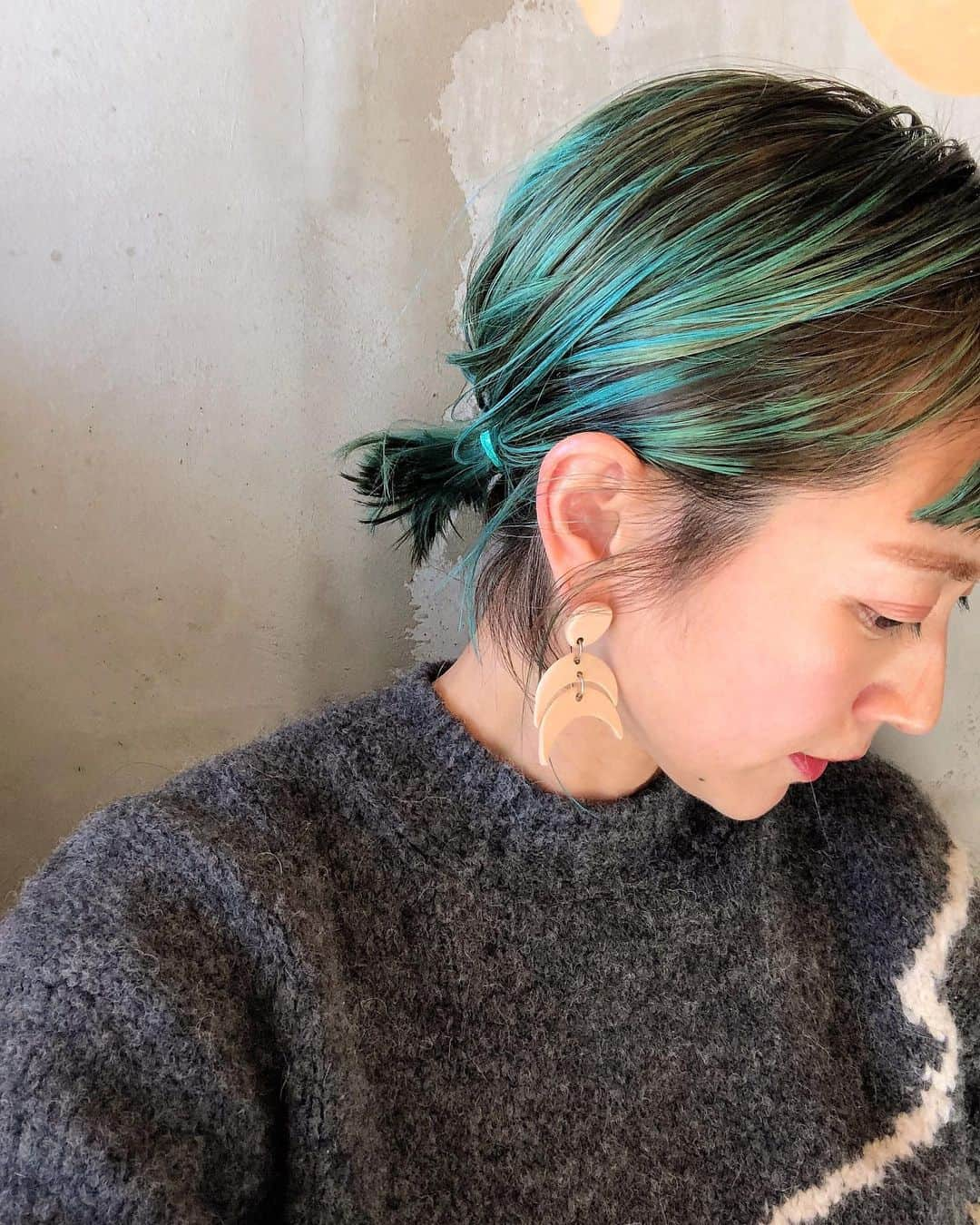 EMILY/BLUEさんのインスタグラム写真 - (EMILY/BLUEInstagram)「ちょっとしたアレンジ🔵 オイルをたっぷりつけたヘアを、 無造作に下で結んで後頭部の部分を少し出して🔵 前髪は横に流してみました🔵 #wakuna #haircolor #haircut #hairstyle #ヘアスタイル #コーディネート #ファッション #ママファッション #ママコーデ #カジュアルコーデ #ショートヘア #ヘアカット #ボブヘア #男の子ママ #女の子ママ #子供のいる暮らし #ヘアアレンジ #ブルーヘアー #前髪アレンジ」1月11日 21時26分 - emilybluejewelry0220