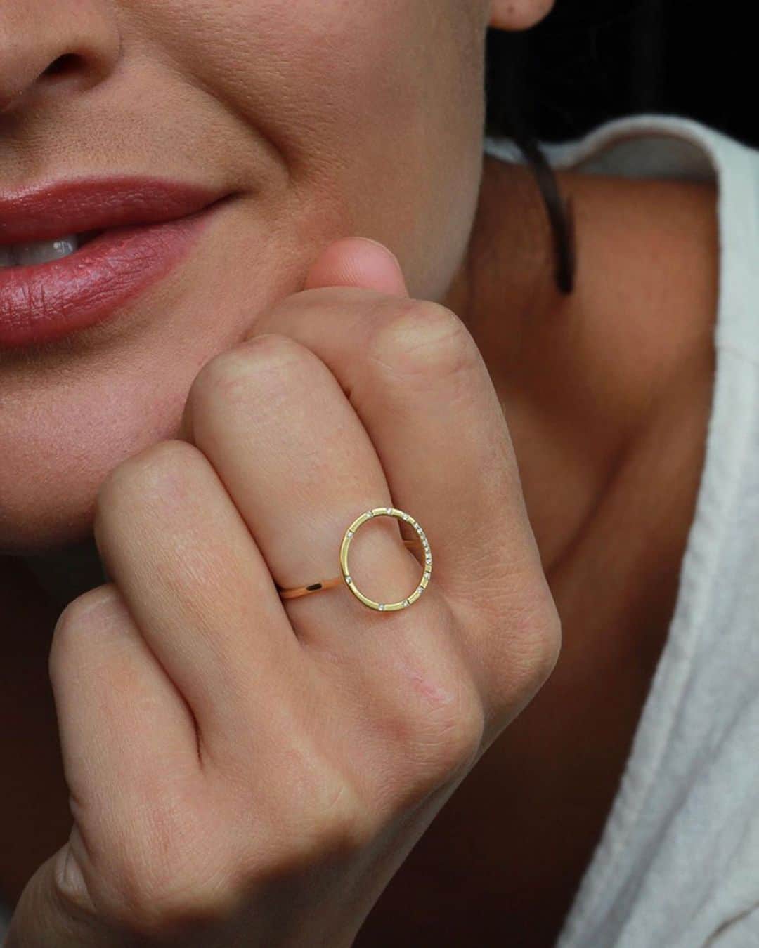 スイート ピーさんのインスタグラム写真 - (スイート ピーInstagram)「Who would say no to this ring !!! Raised Halo Ring with scattered Pave Diamonds」1月11日 21時28分 - sweetpea_finejewellery