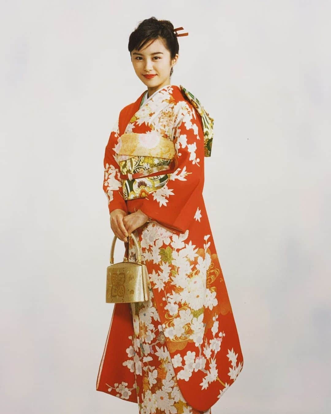山口もえのインスタグラム：「・ 新成人の皆さま✨ ご成人おめでとうございます！！  実家の母にお願いをして 私の20歳の写真を写メしてもらいました。 昭和感たっぷりです💦 そりゃ23年前だものね… せっかくのお祝いの日ですので 勇気と一緒に載せてみます♡笑  あの頃は・・・ 自分が何になりたい！とか何をやりたい！とか何も決まってなかったです。 オーディションに行っても 落ちてばかりだったし 大学生といっても サークルにも入ってなかったから エンジョイもしてなかったし・・・ 20歳になればおとなになると思ってたけど 何も変わらなかったのを覚えています。  それでも 今は亡き祖母と母に選んでもらって 仕立ててもらったお着物を着て 写真館で写真を撮って・・・ 親戚中から 「おめでとう」って言われて とても嬉しかったのを覚えています💓  おとなってさぁ どんどん頭でっかちになっちゃうんだよ 経験がモノを言うというか・・・  こうしたらこうなってしまう。  とか  こうしたらこの危険があるかもしれないから回避しなくちゃ。  とか・・・  だから頭ではなく心動かされるものを たくさん見つけて生きてほしいなぁ と思います。  自分が楽しいと思えることや ときめくことや夢中になれること それをたくさん見つけて欲しいです！  おとなになっても そんなおとなに憧れてしまいます💕😊  心を込めて・・・ おめでとうございます！！  #成人式#20歳 #おとなってなんぞや・・・ #いまだに謎#笑 #新成人#おめでとう #昭和#おもいっきり地味な子でした。 #あ、今も変わってないかも。」