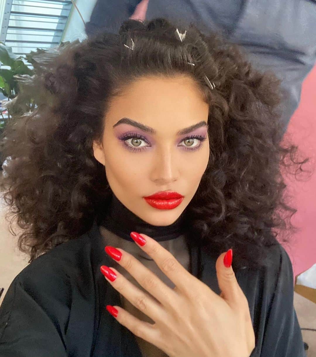 シャニーナ・シャイクのインスタグラム：「BTS glam in the makeup chair from @harpersbazaarsg 💋」