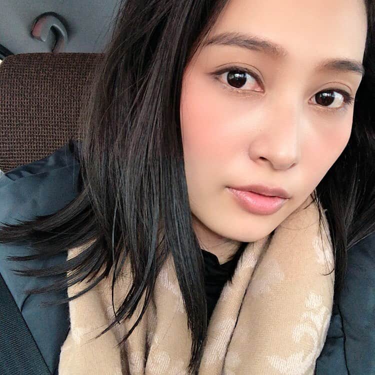 前田友香のインスタグラム：「2021年！ もっと磨く！  大事にするよ！ natureマユゲも！  #mode  #福岡 #model #OFFICENOIR」