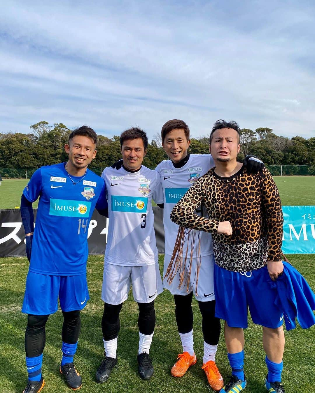 福西崇史さんのインスタグラム写真 - (福西崇史Instagram)「. チームが違っても、一緒にサッカーするのは楽しいな〜⚽️ . 2枚目はチーム愛媛w . 寿人、現役生活お疲れ様！ サッカーしたいしたいって元気有り余ってたな！笑 . 天然芝最高〜⚽️✨✨ . #やべっちカップ #中田浩二 #名波浩 #山瀬功治 #駒野友一 #バンビーノ石山 #佐藤寿人 #福西崇史 #ポートレートおじさん #楽しい #soccer」1月11日 21時32分 - takashi_fukunishi