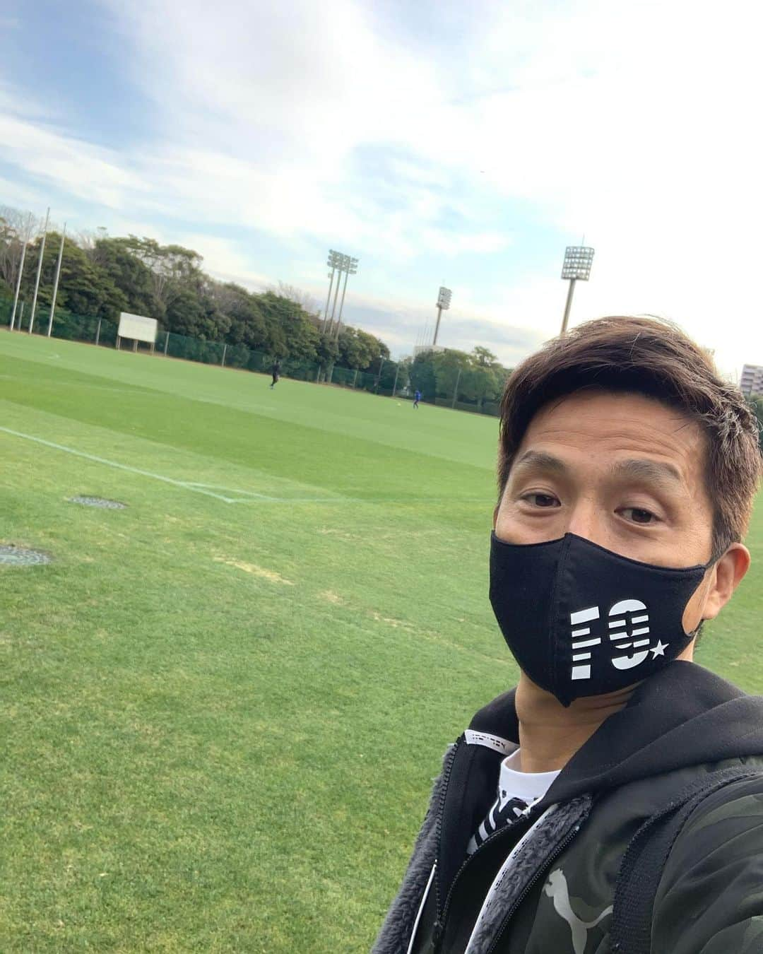 福西崇史さんのインスタグラム写真 - (福西崇史Instagram)「. チームが違っても、一緒にサッカーするのは楽しいな〜⚽️ . 2枚目はチーム愛媛w . 寿人、現役生活お疲れ様！ サッカーしたいしたいって元気有り余ってたな！笑 . 天然芝最高〜⚽️✨✨ . #やべっちカップ #中田浩二 #名波浩 #山瀬功治 #駒野友一 #バンビーノ石山 #佐藤寿人 #福西崇史 #ポートレートおじさん #楽しい #soccer」1月11日 21時32分 - takashi_fukunishi