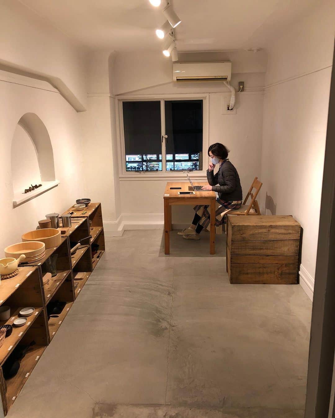 職人.comさんのインスタグラム写真 - (職人.comInstagram)「小さなショールームですが、先日のJ-WAVEに続き、テレビ東京にて取り上げていただくことになりました。来月初めの予定です。近くなりましたらまたご案内いたします。 @shokunincom  #職人ドットコム #京都市 #キッチン用品 #調理道具 #料理道具 #台所道具 #手仕事 #暮らしの道具 #暮らしを楽しむ #工芸品 #民芸 #民藝 #器のある暮らし #焼き物 #奥野ビル #銀座奥野ビル #奥野ビル銀座 #職人ドットコム銀座ショールーム」1月11日 21時32分 - shokunincom