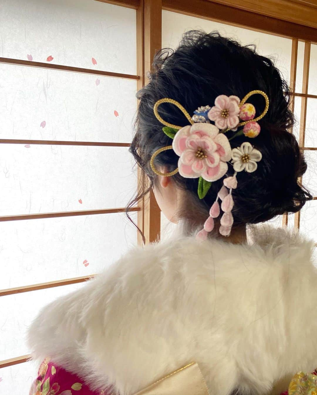 守谷菜々江さんのインスタグラム写真 - (守谷菜々江Instagram)「👘💐  新成人の皆様、おめでとうございます。  私も成人しました👏 お着物は、全ておばあちゃんに、着付けてもらいました。こんな素敵な帯と帯締め(帯締めは前に結んである紐です)見たことない…おばあちゃんの愛を感じました。私の自慢の祖母です‼︎ おばあちゃん、本当に本当にありがとう💓  写真は自宅にて、弟の着付けももちろん祖母です✨  #成人式#成人#着物 #成人式ヘア」1月11日 21時33分 - naaaa_morita2